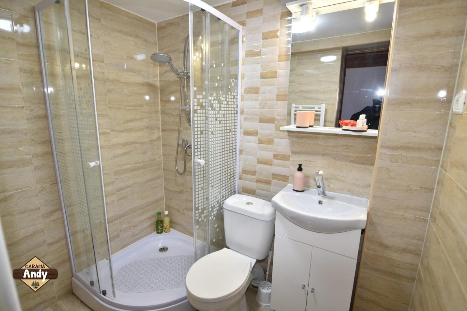 Eight-Bedroom House - Photo 33