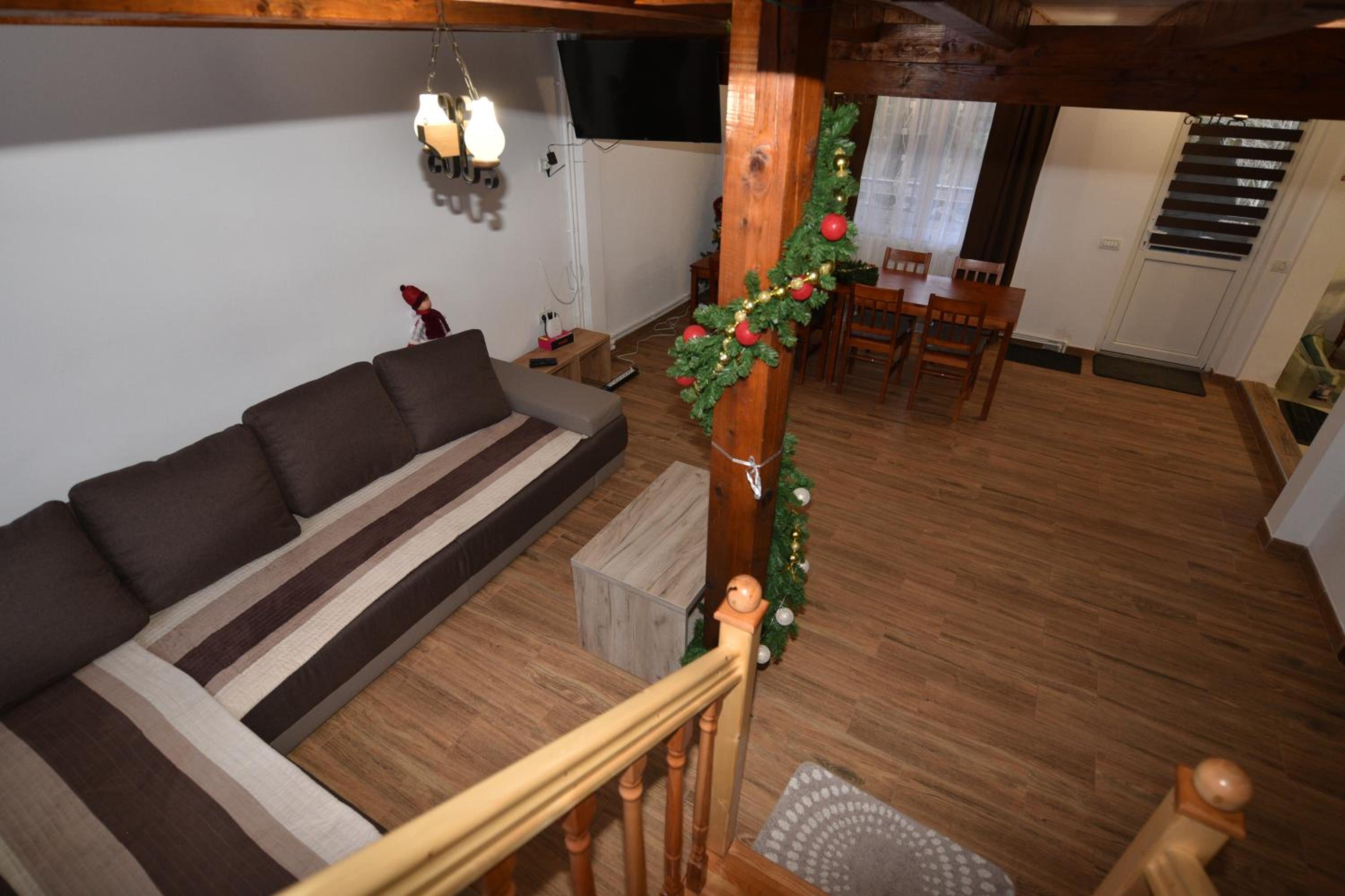 Eight-Bedroom House - Photo 31