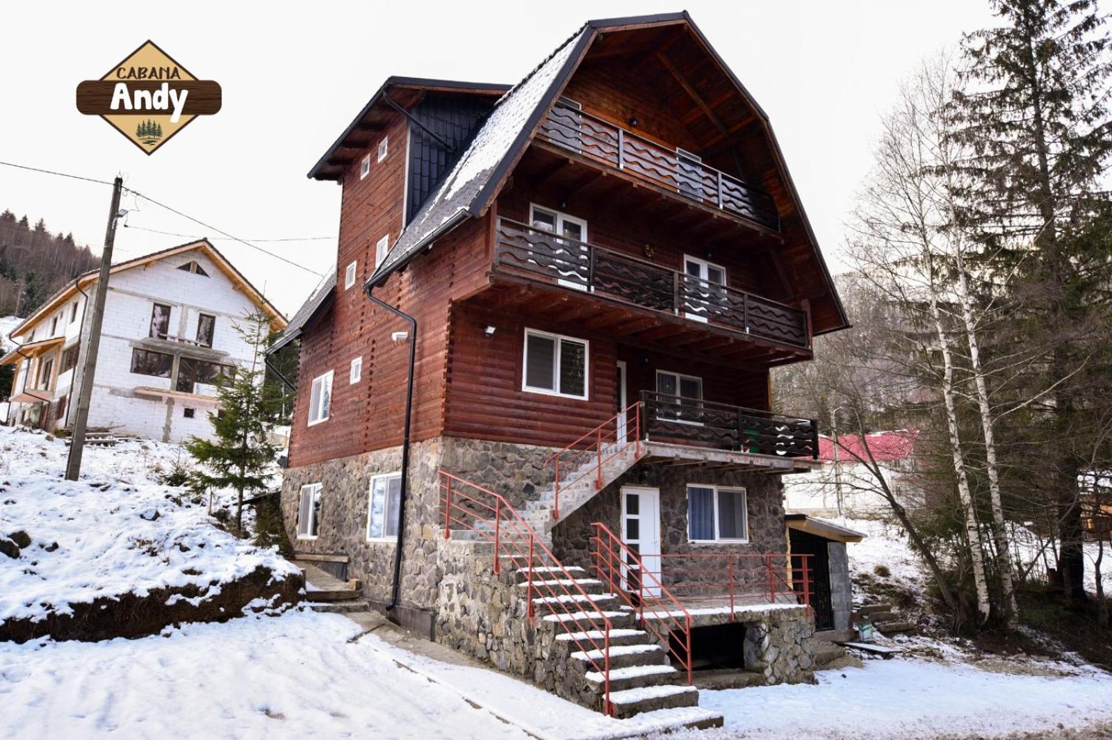 Eight-Bedroom House - Photo 32
