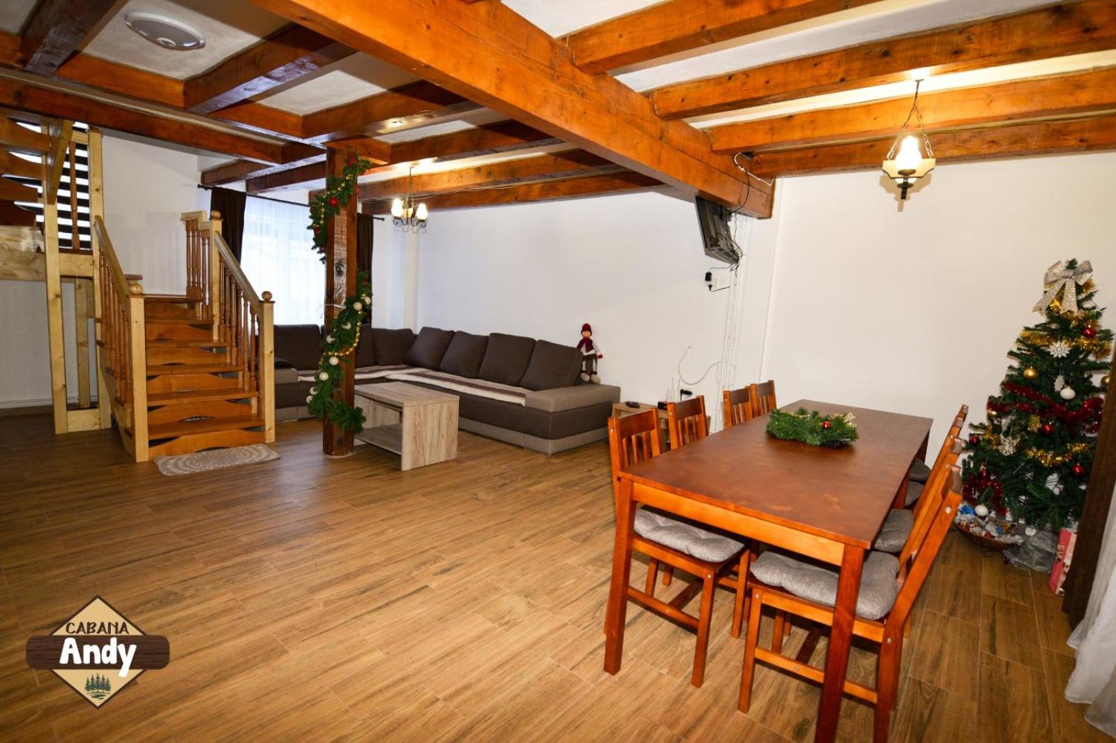 Eight-Bedroom House - Photo 29