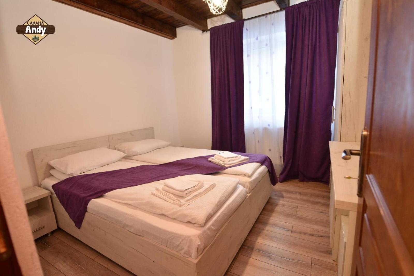 Eight-Bedroom House - Photo 30
