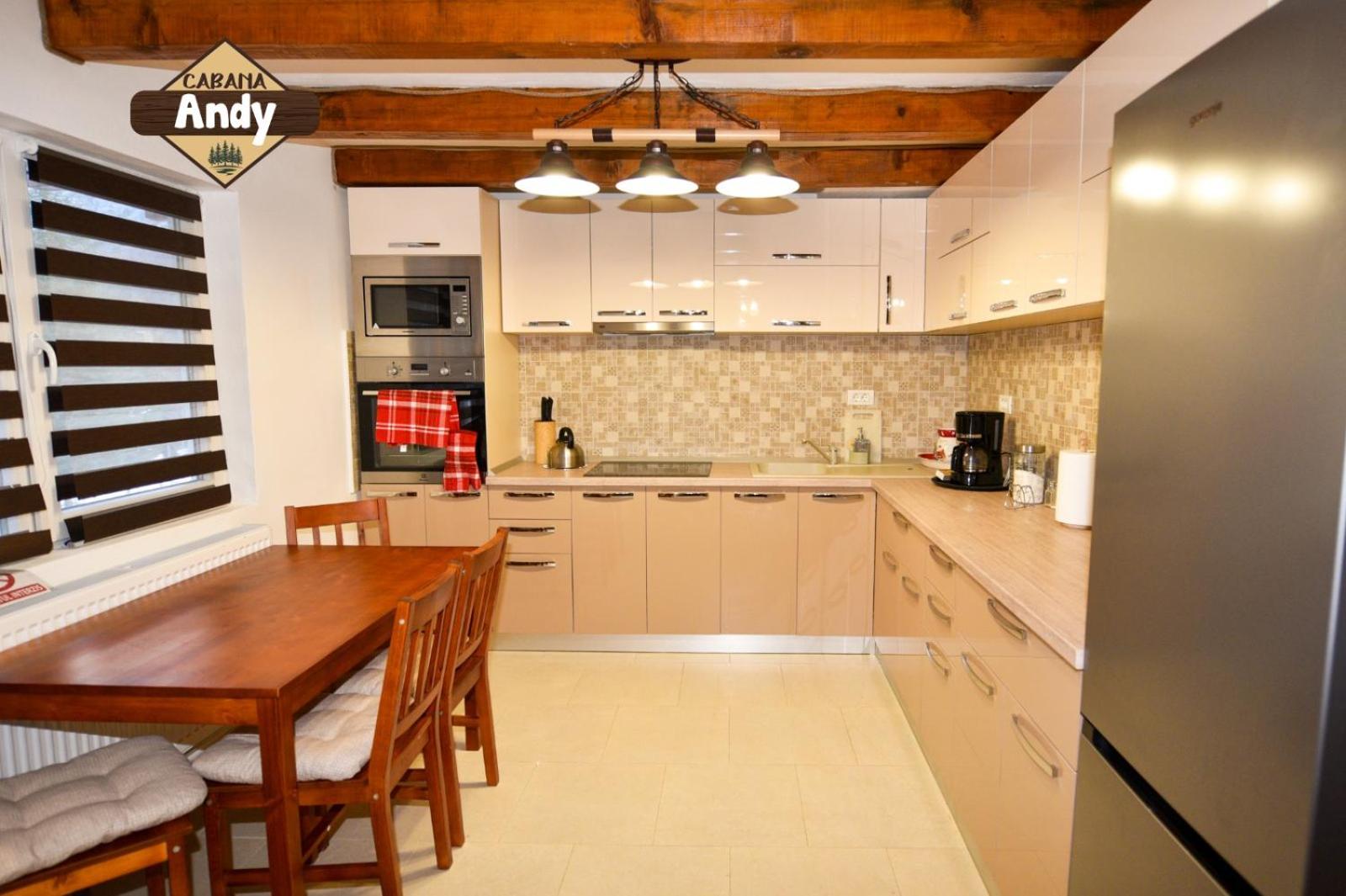 Eight-Bedroom House - Photo 27