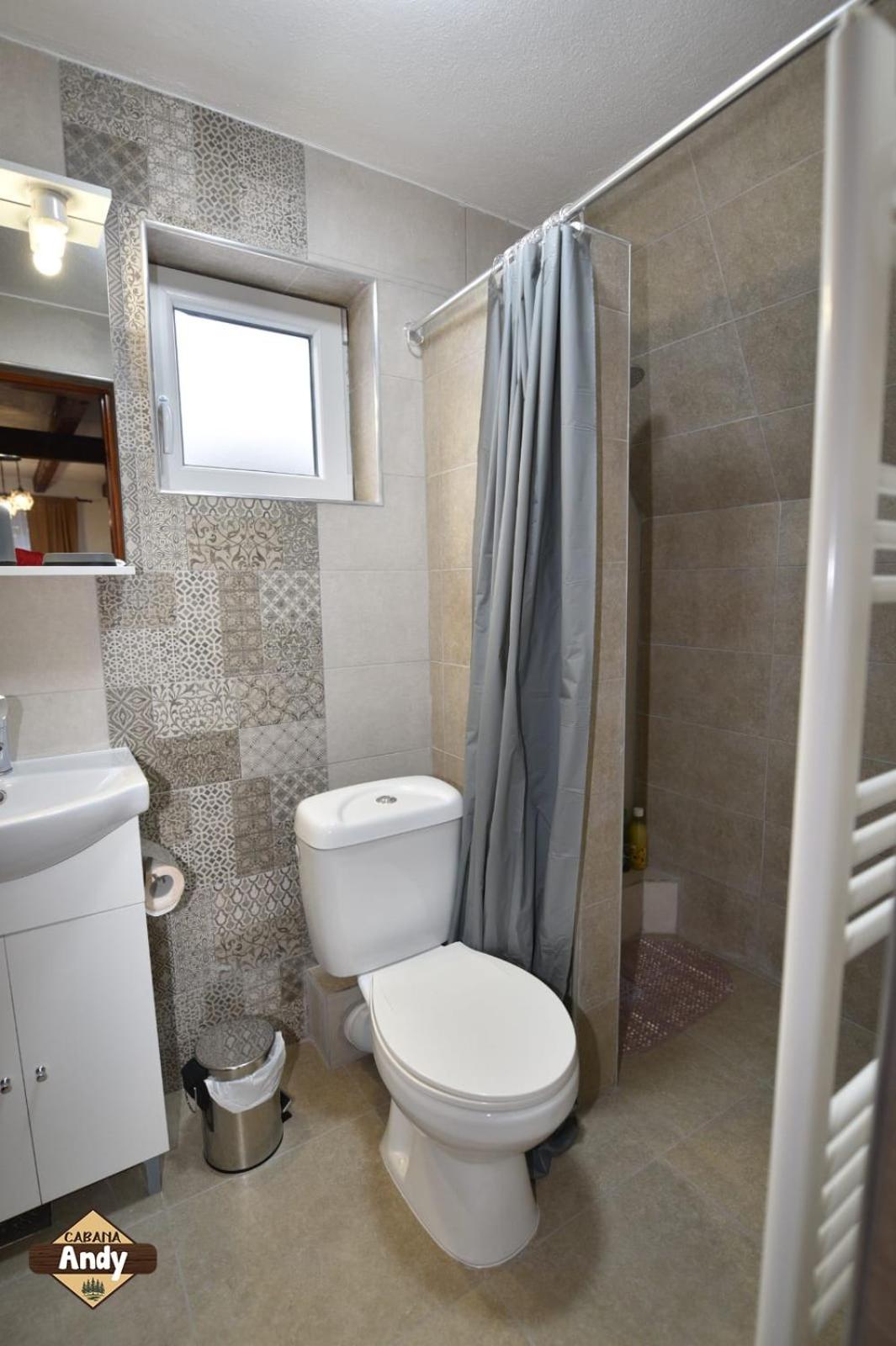 Eight-Bedroom House - Photo 28