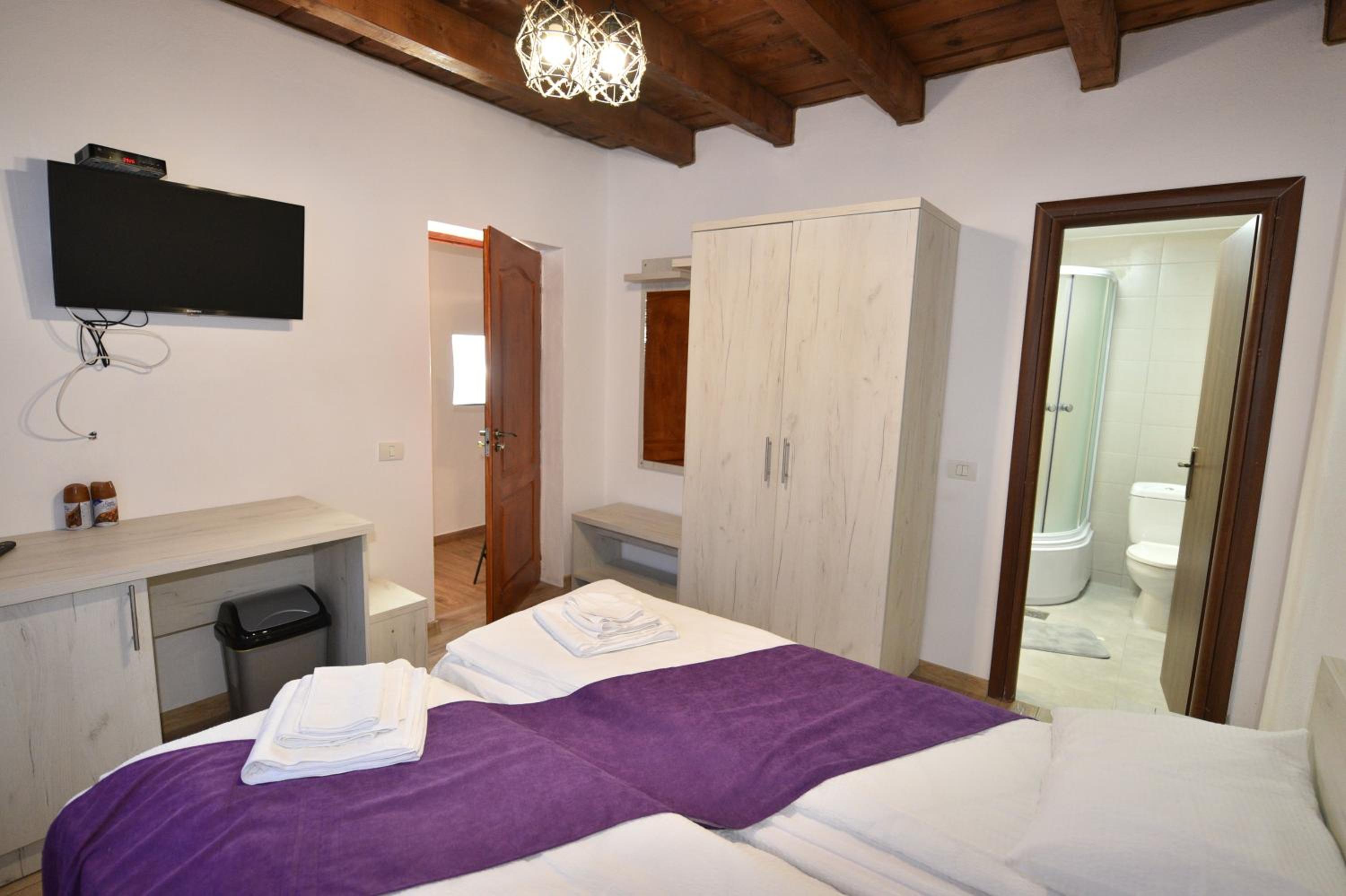 Eight-Bedroom House - Photo 26