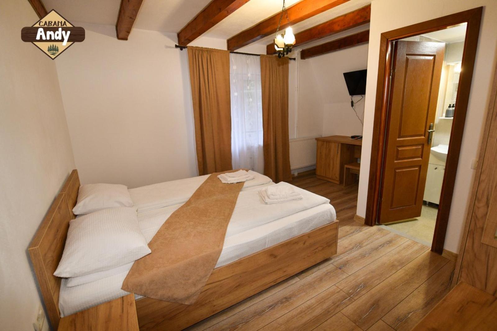 Eight-Bedroom House - Photo 22