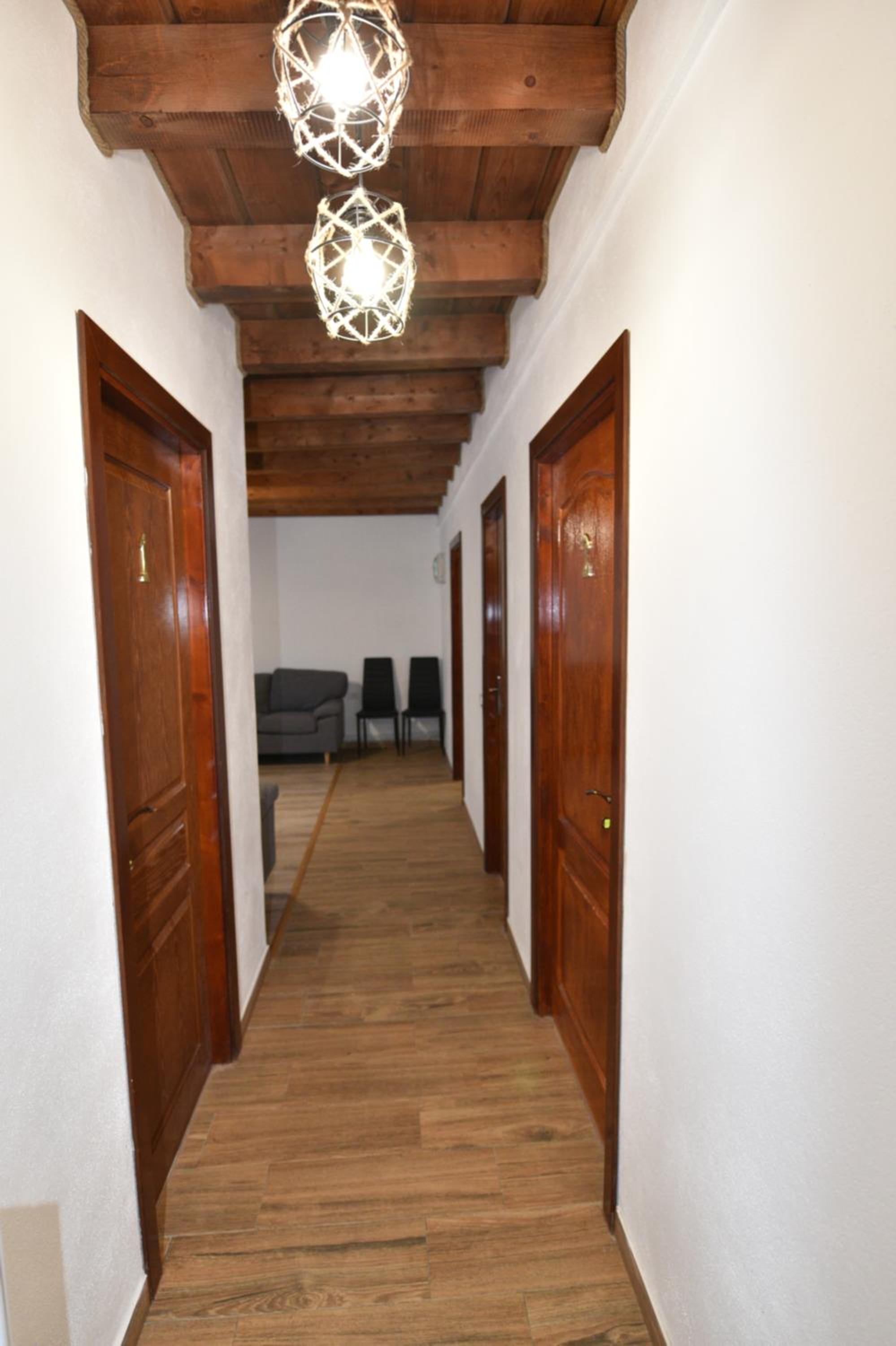 Eight-Bedroom House - Photo 21