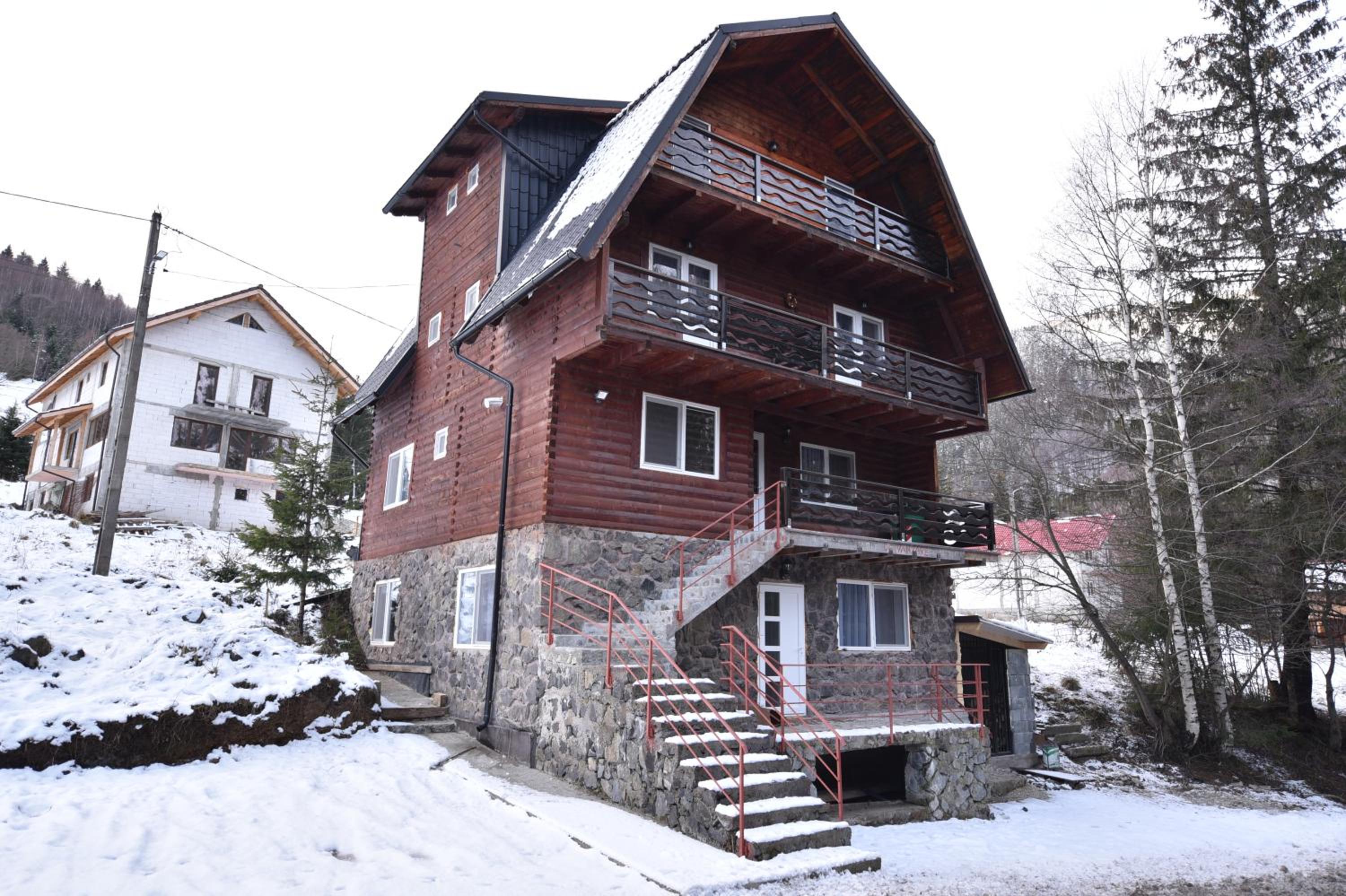 Eight-Bedroom House - Photo 19