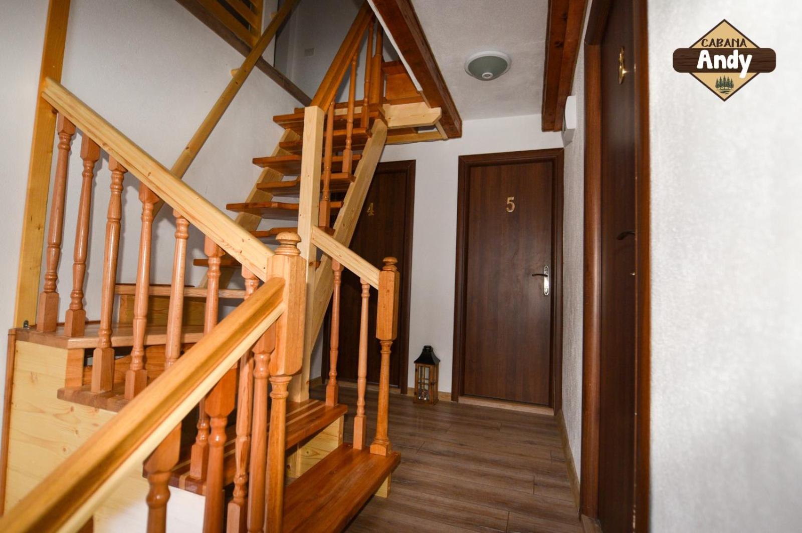 Eight-Bedroom House - Photo 18