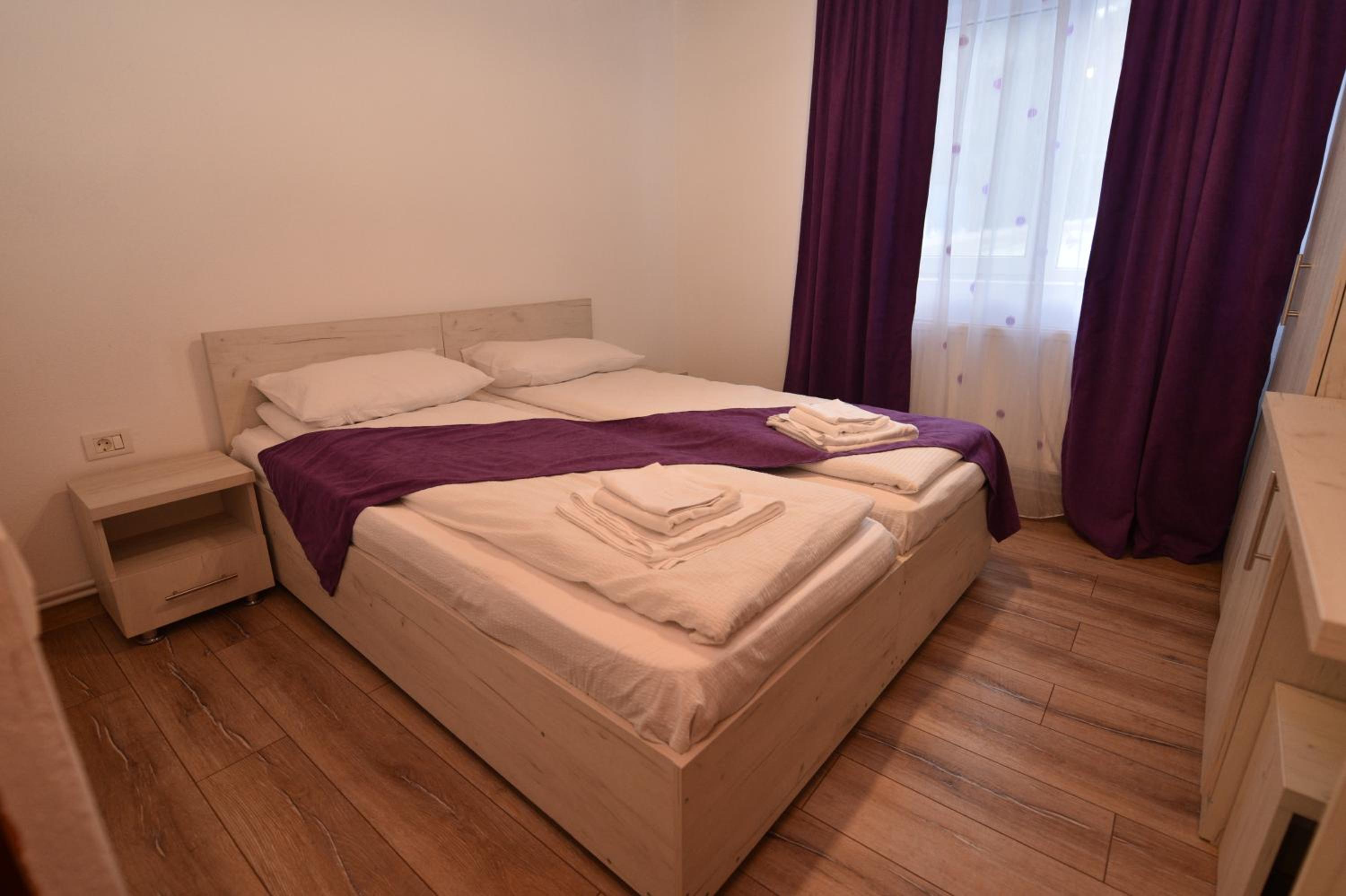 Eight-Bedroom House - Photo 17