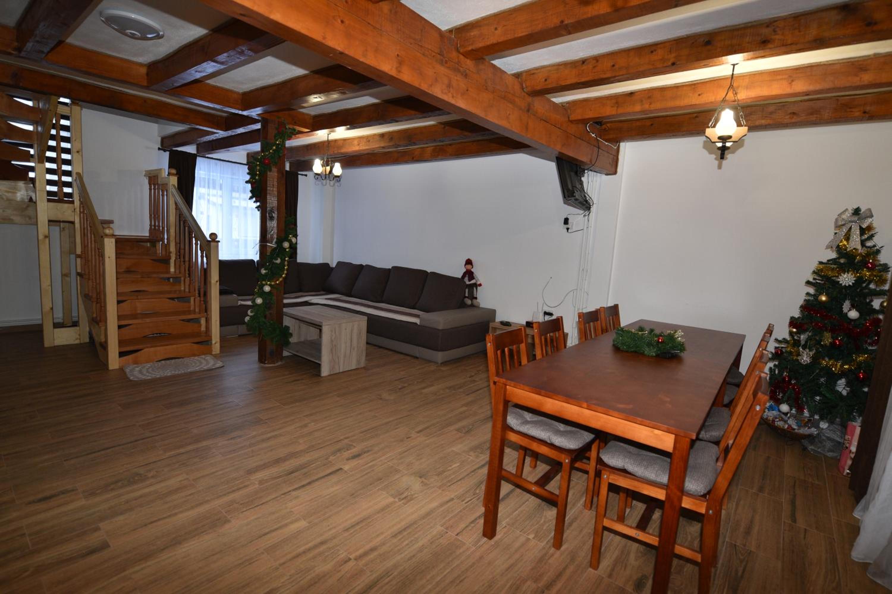 Eight-Bedroom House - Photo 16