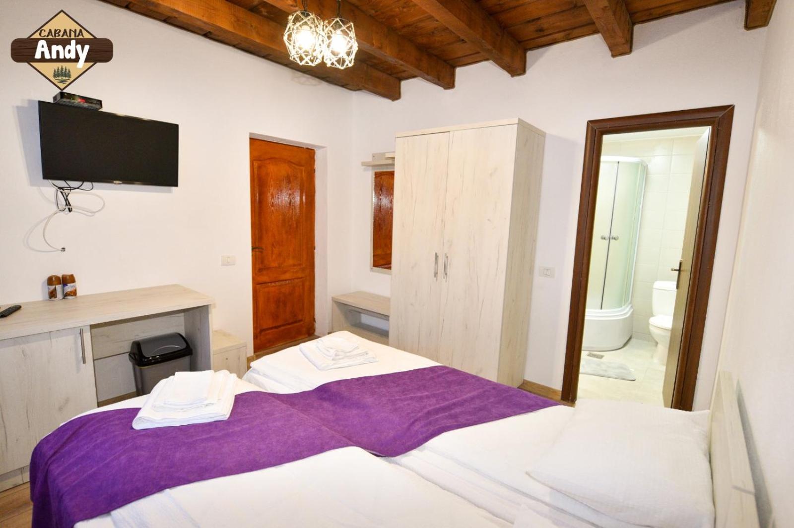 Eight-Bedroom House - Photo 15