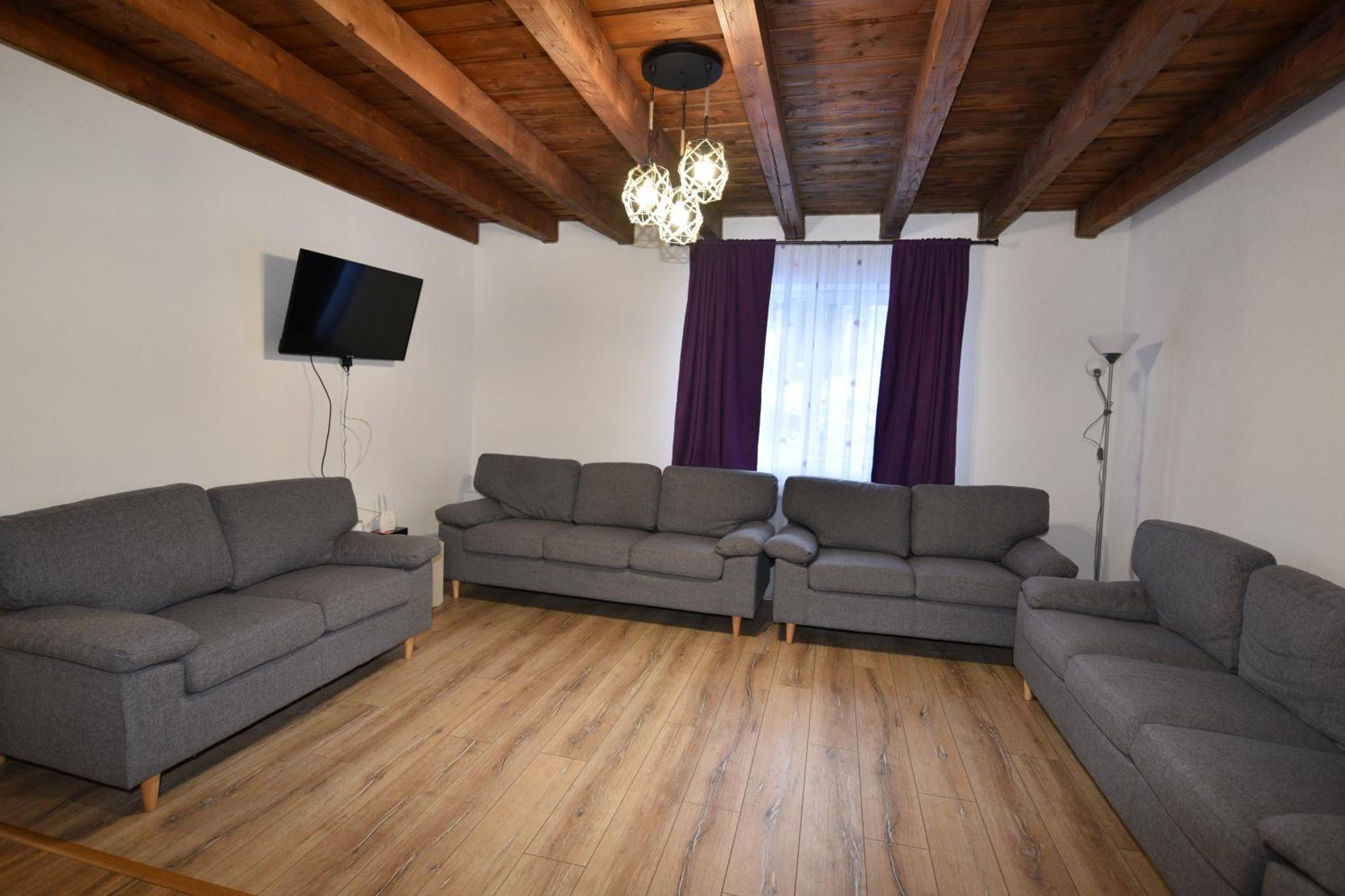 Eight-Bedroom House - Photo 12