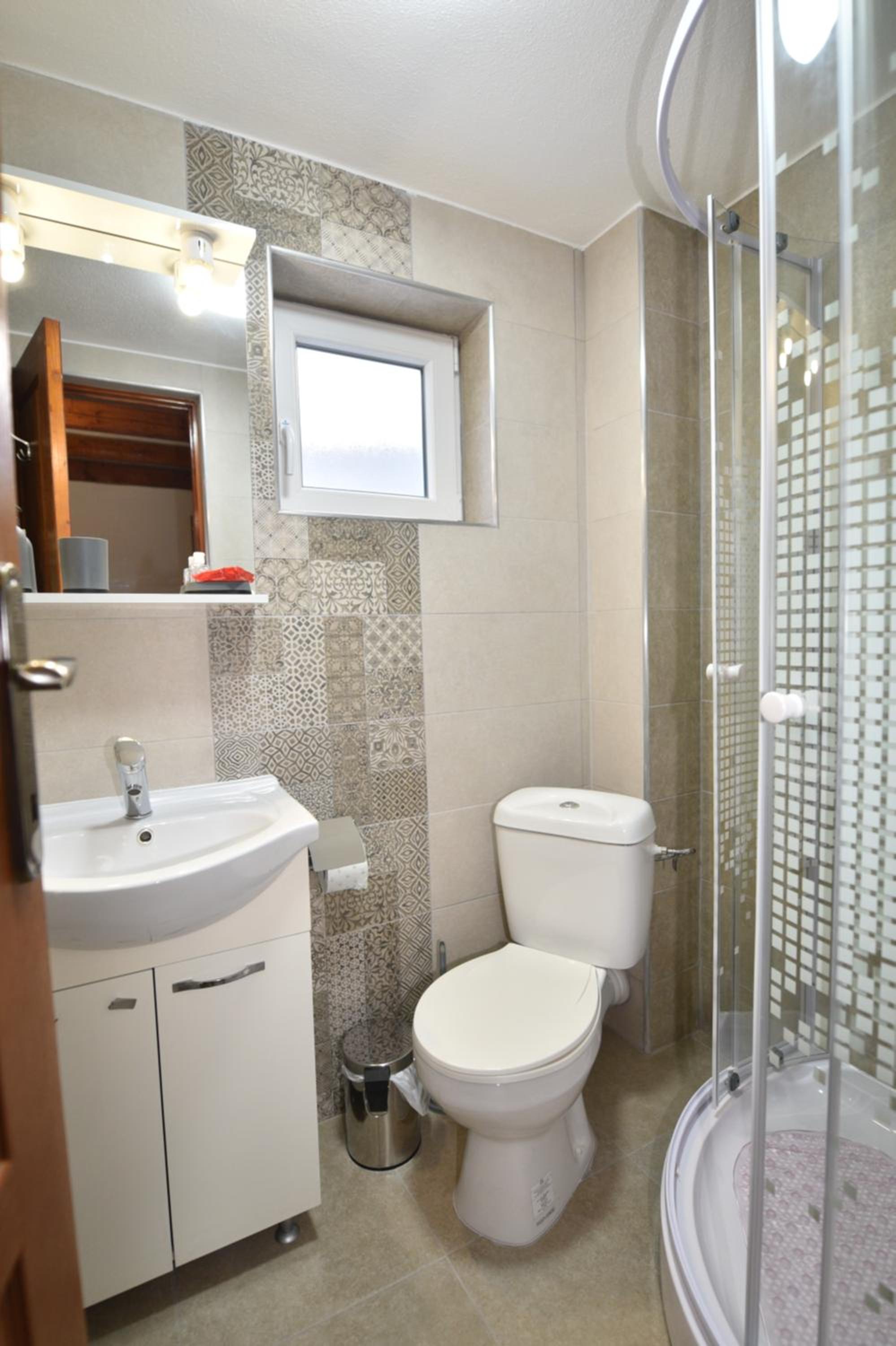 Eight-Bedroom House - Photo 9