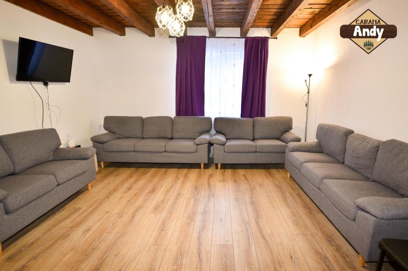 Eight-Bedroom House - Photo 5