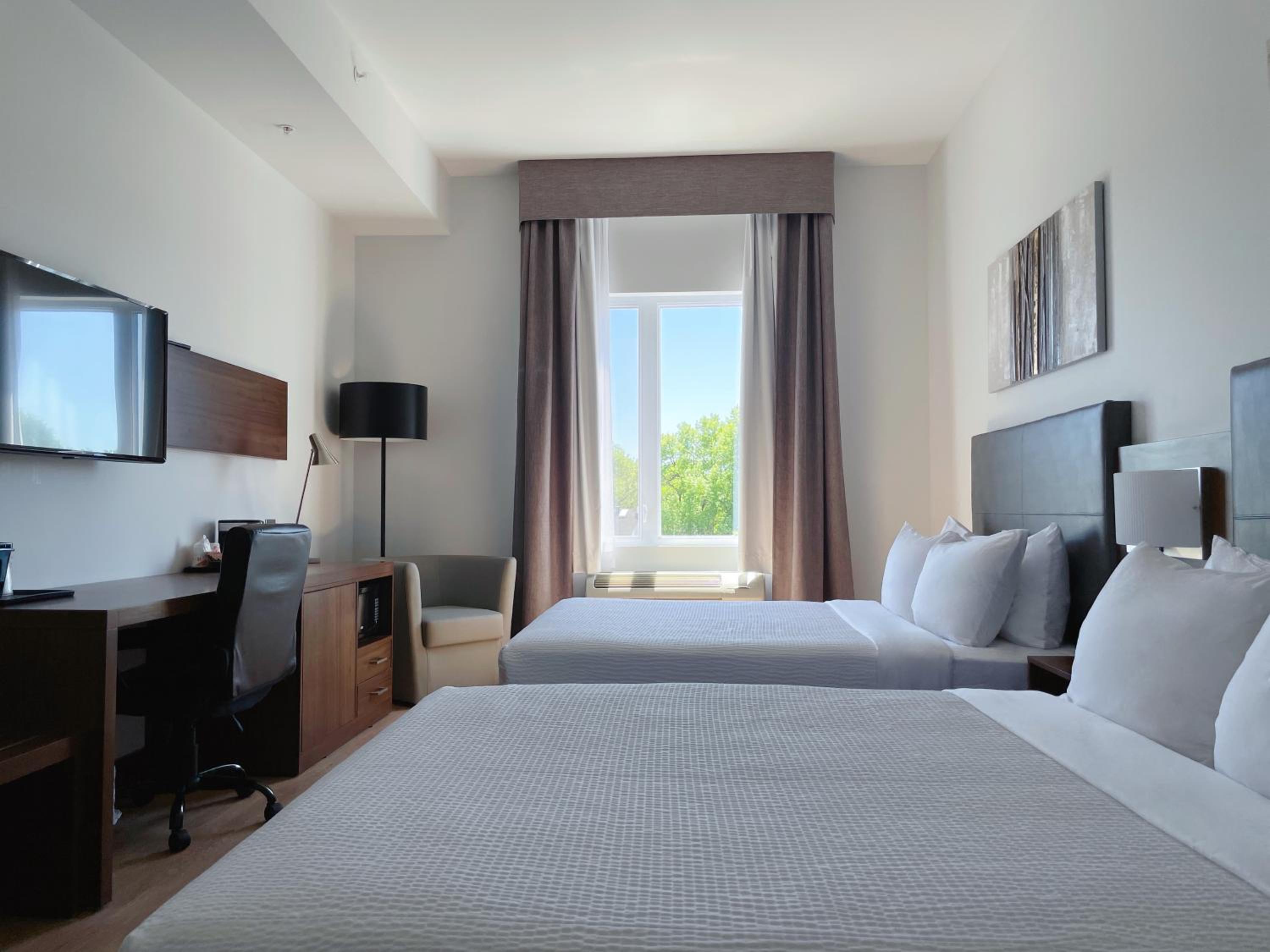 Deluxe Queen Room with Two Queen Beds - Non Smoking/No Pets - Photo 2