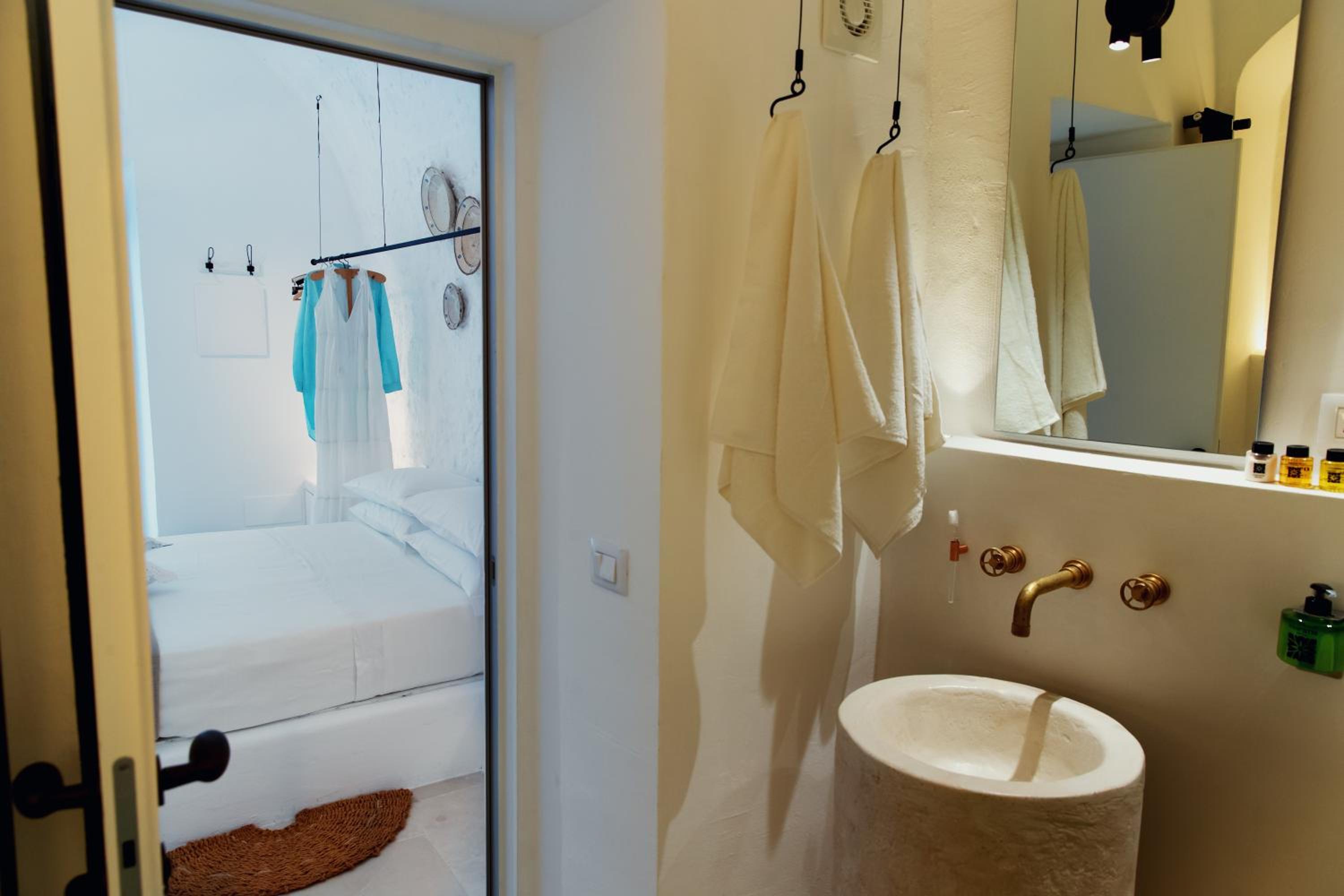 Deluxe Double Room with Bath - Photo 7