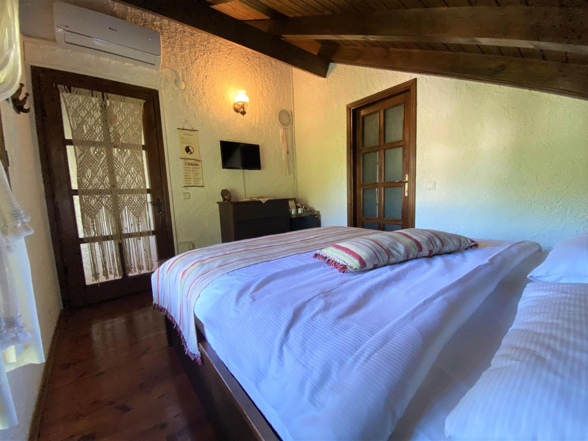 Budget Double Room photo 3