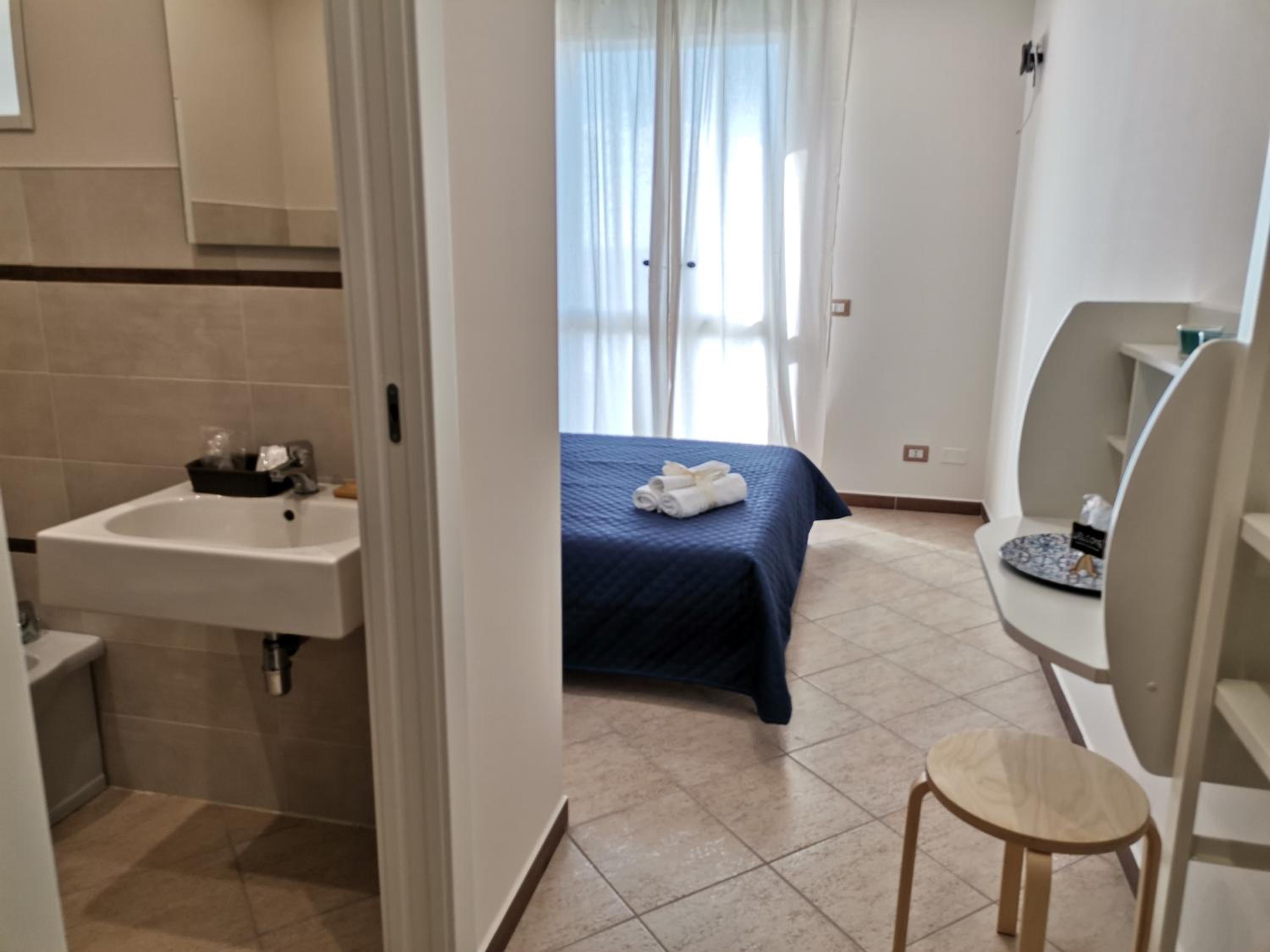 Double Room with Balcony and Sea View - Photo 4