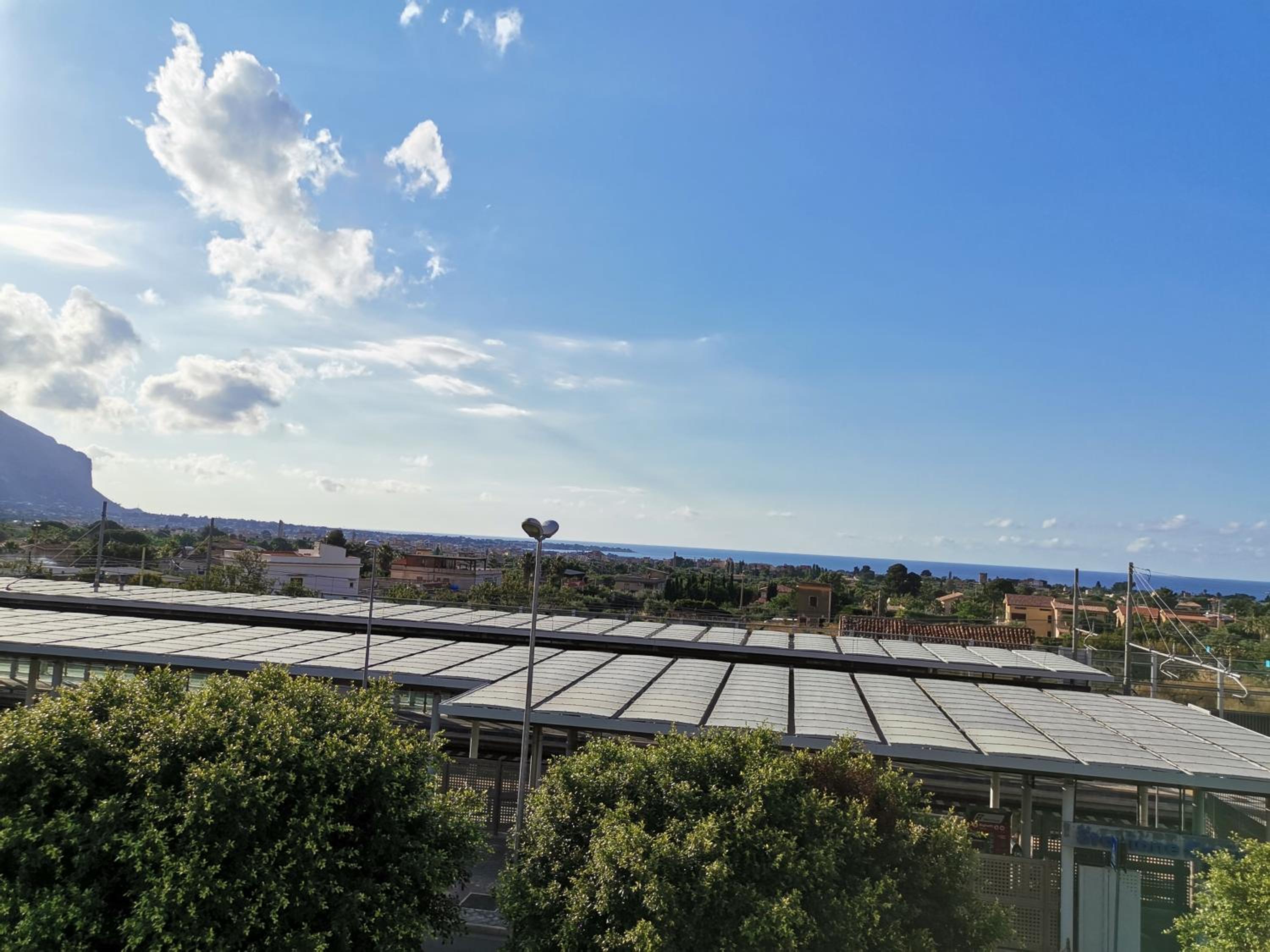 Double Room with Balcony and Sea View - Photo 11