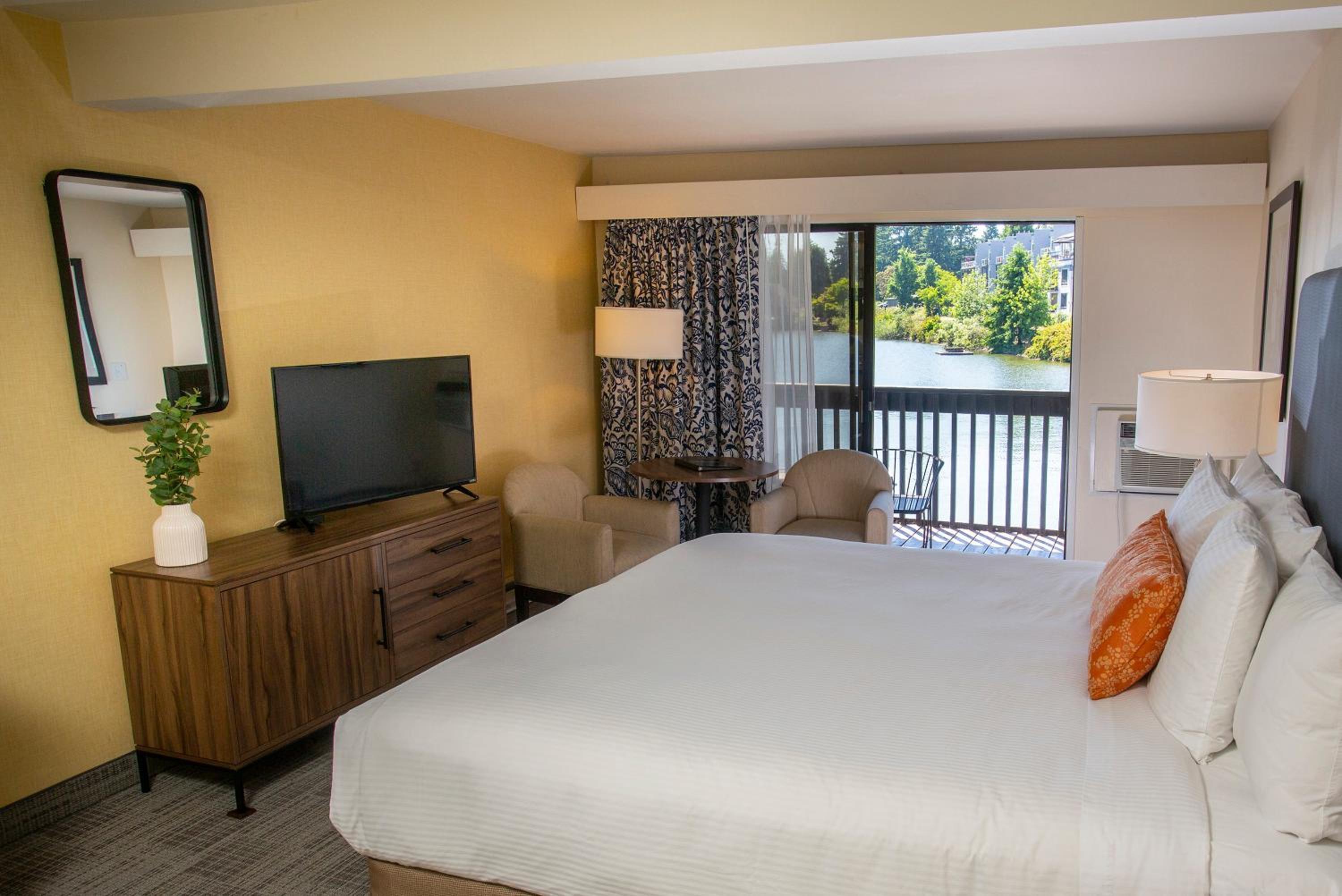 Queen Room with Lake View