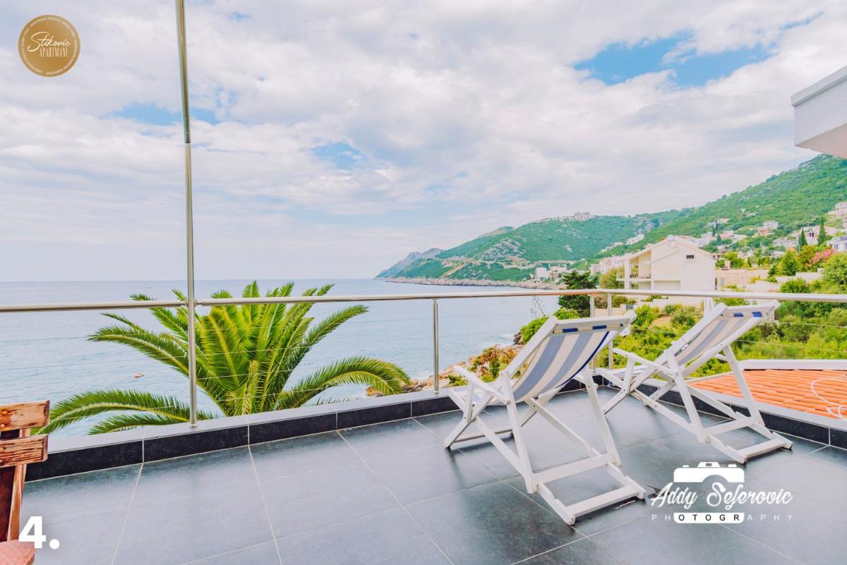 Apartment with Pool View