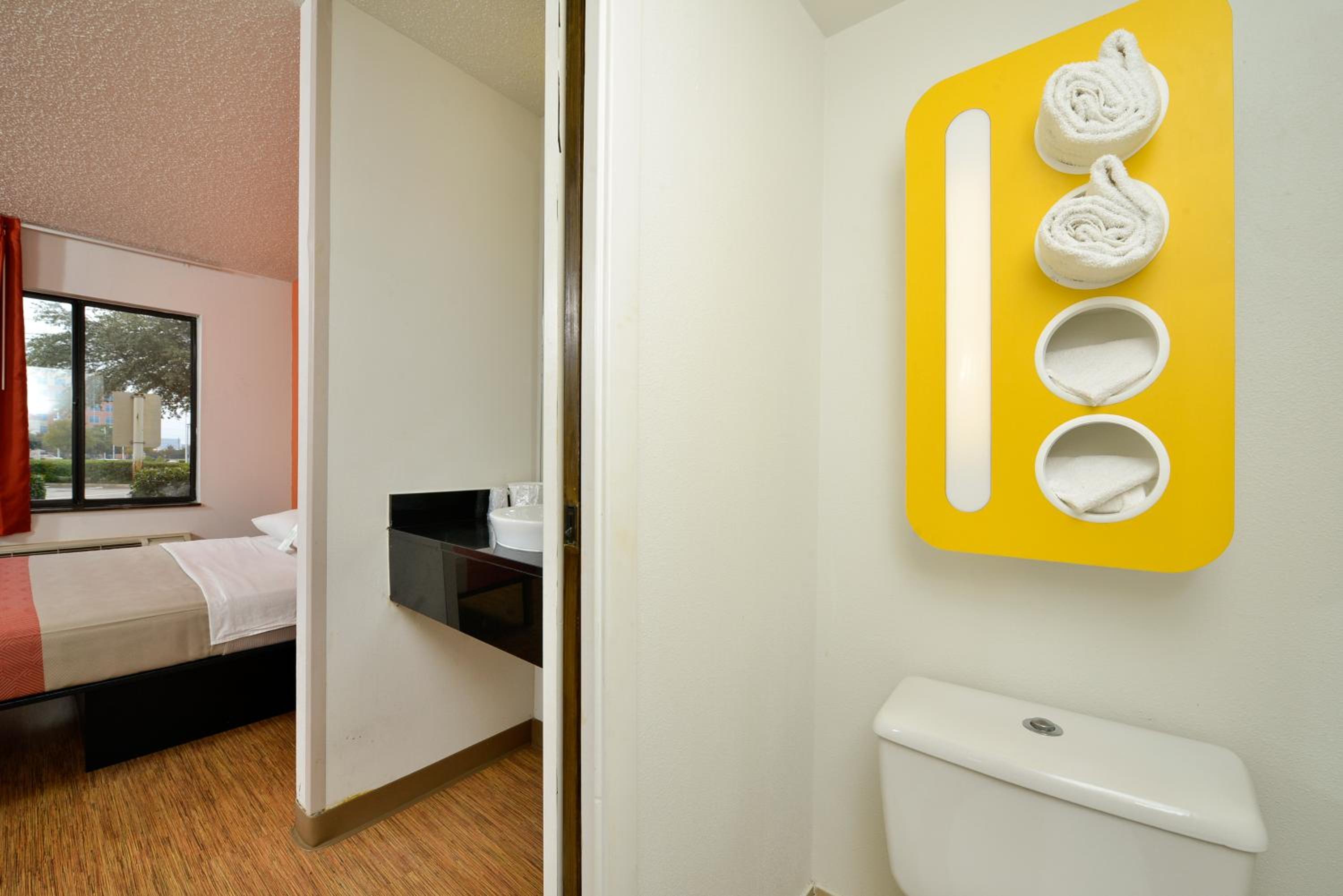 Queen Room - Disability Access - Smoking