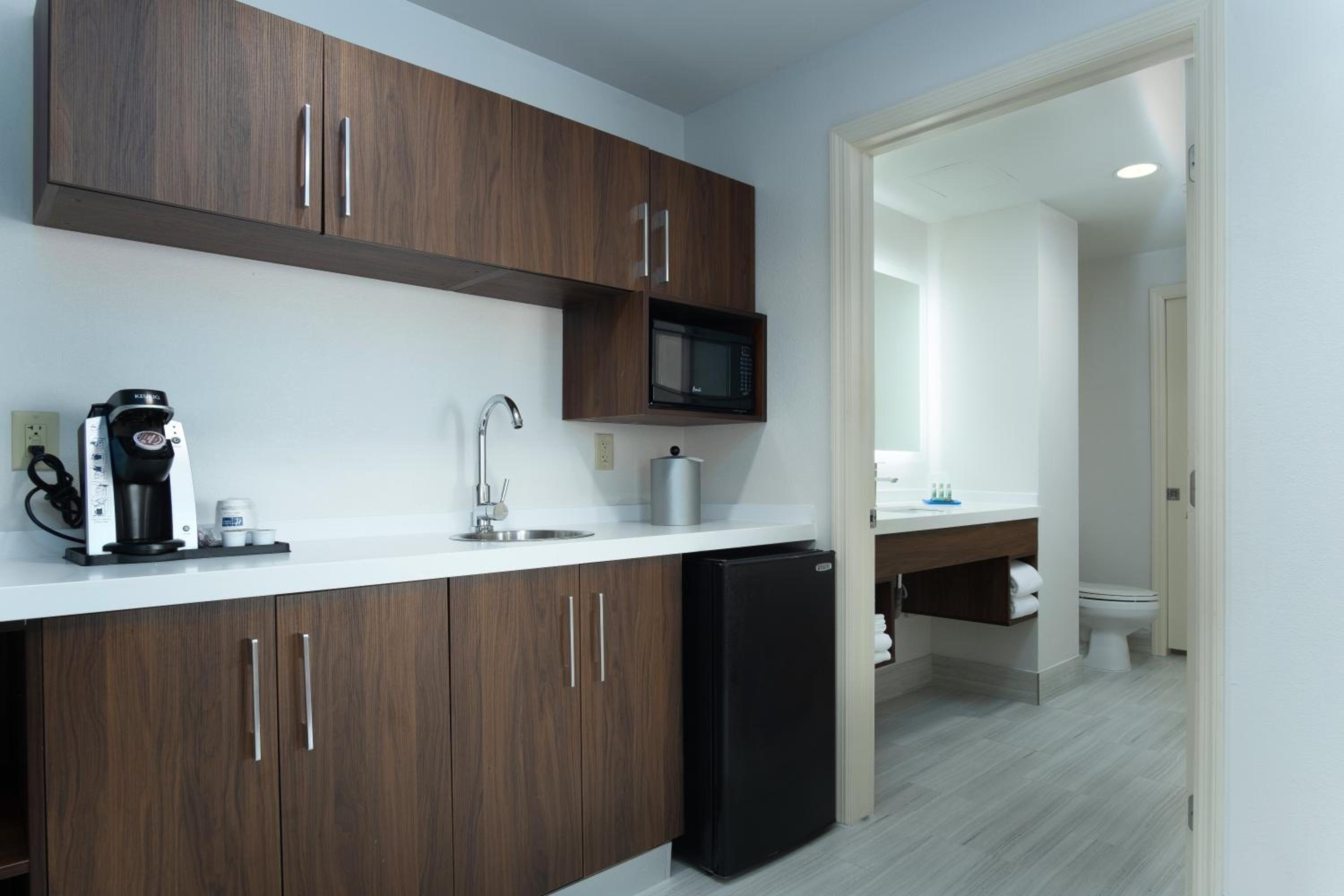 Double Queen Room with Roll-In Shower - Accessible/Non-Smoking thumbnail 5