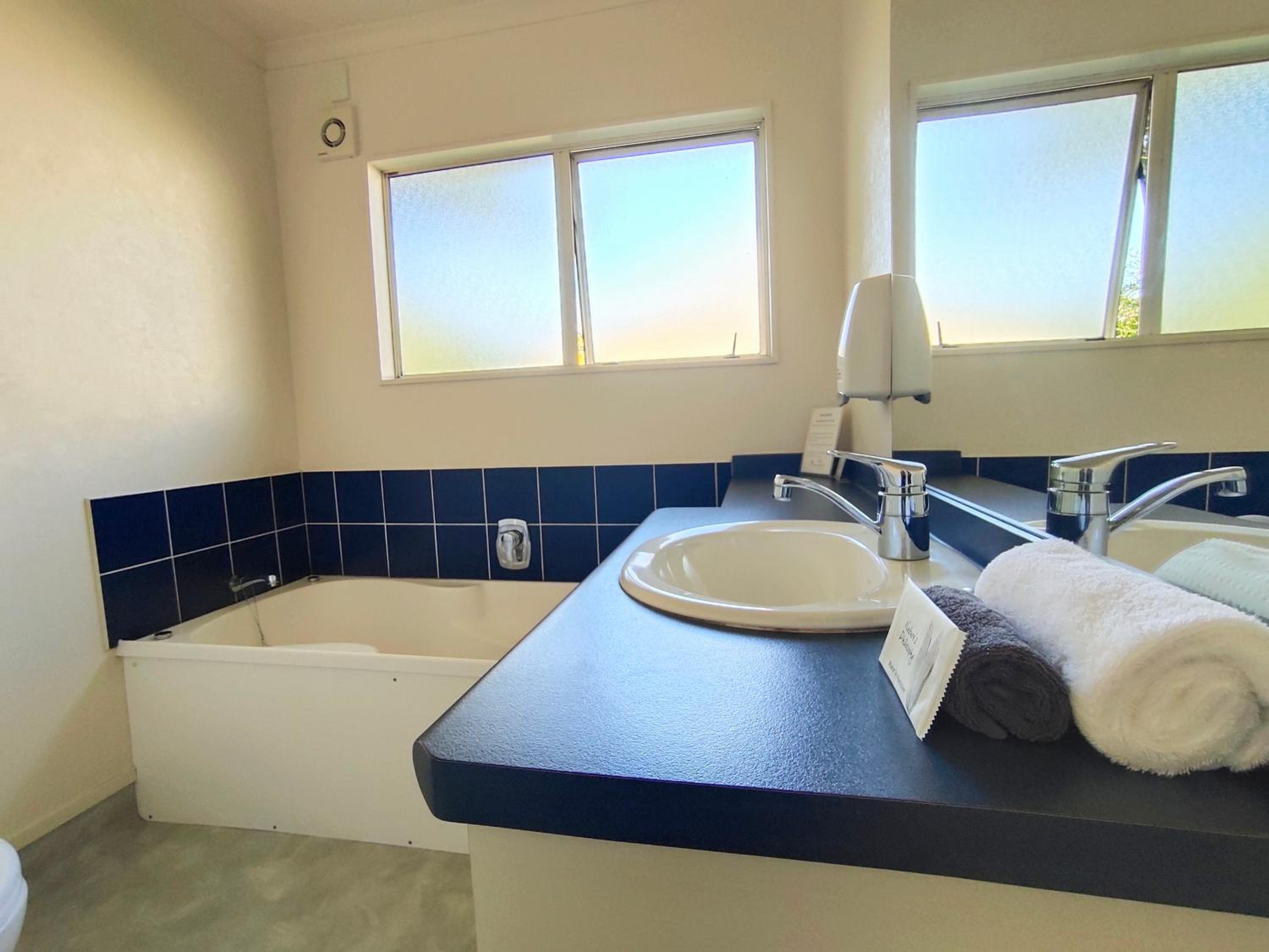 Superior One-Bedroom Suite with Spa Bath with Air Conditioning - Photo 10
