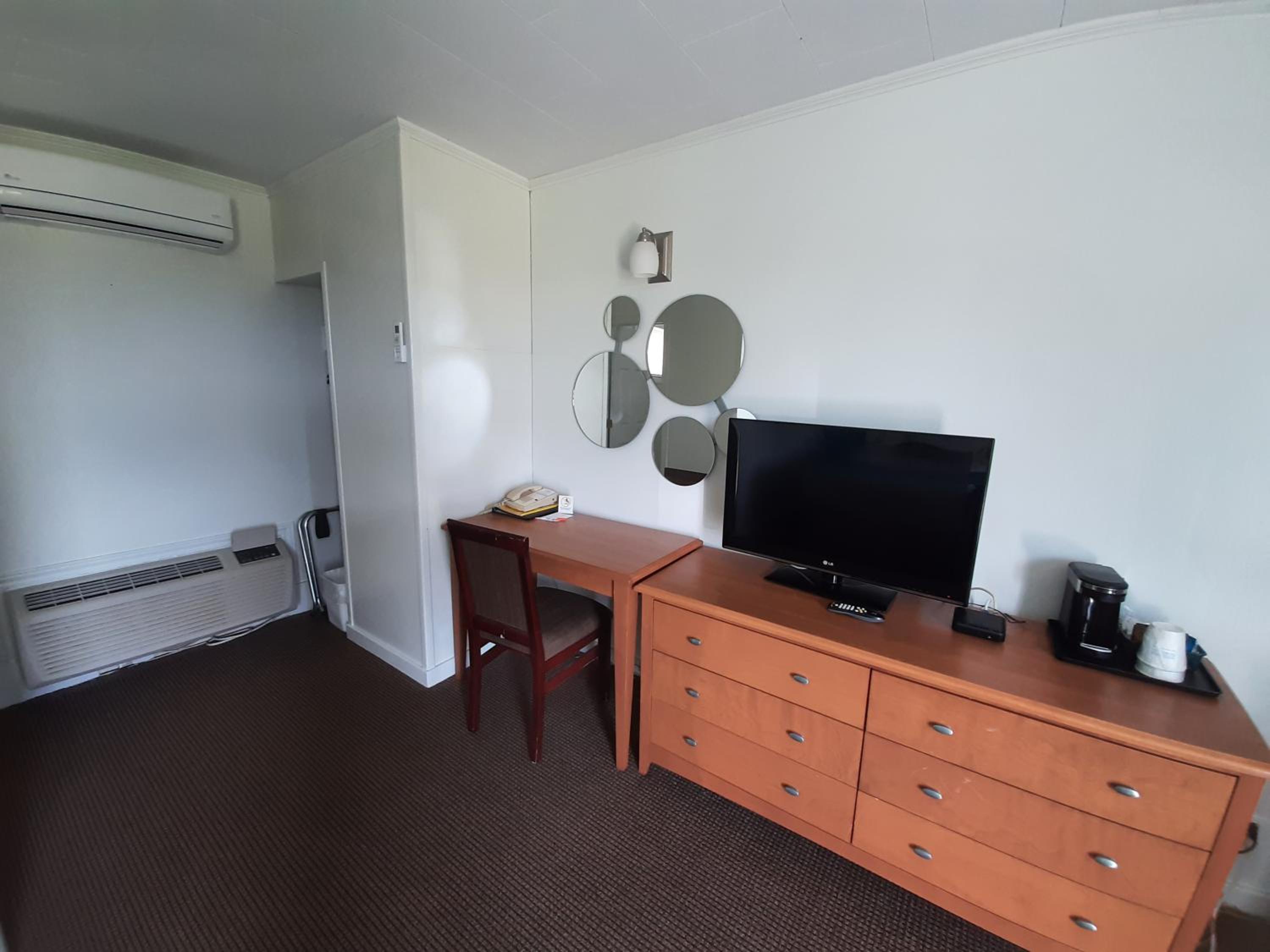 King Room - Non-Smoking - Photo 6
