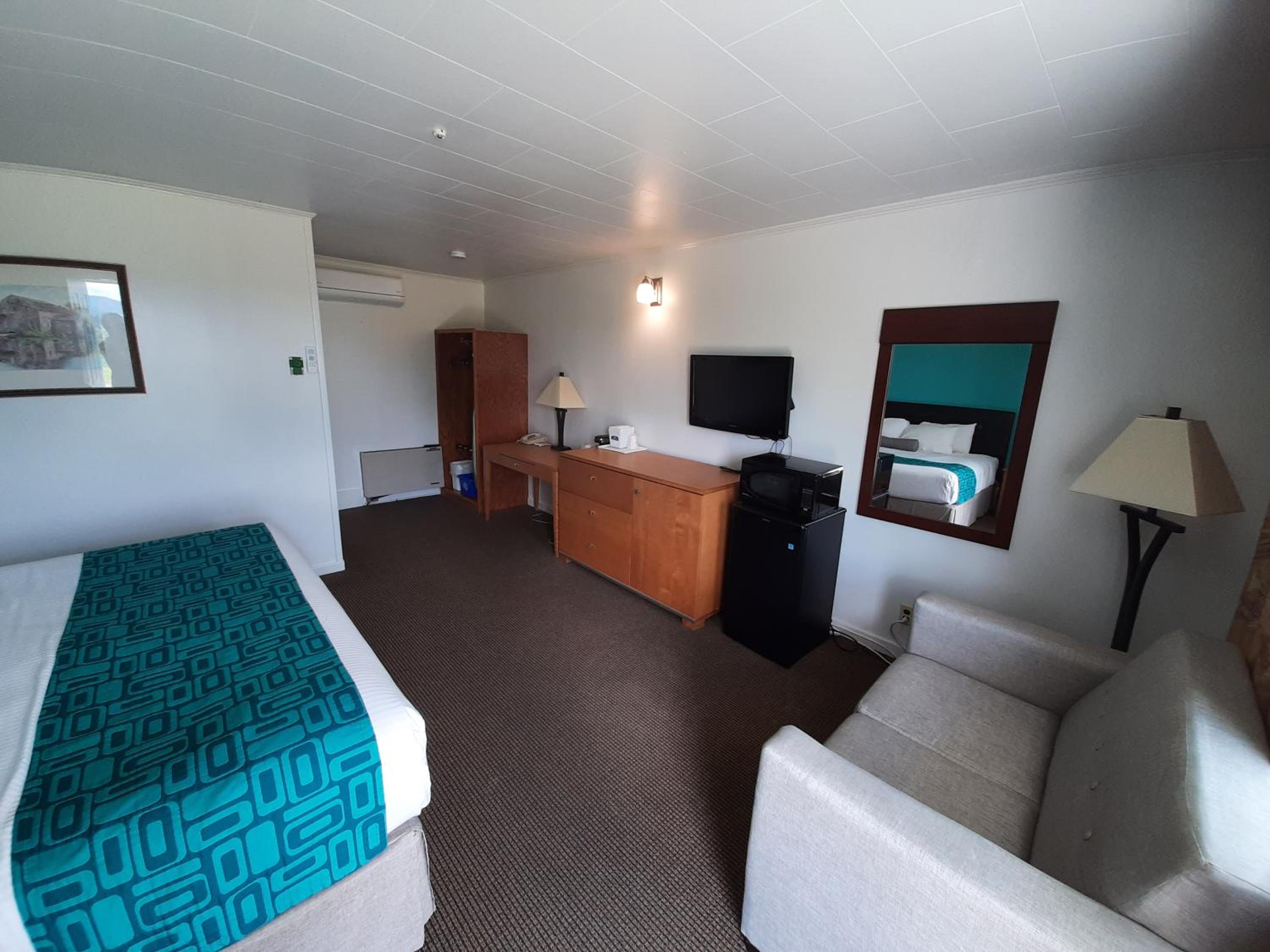 King Room - Non-Smoking - Photo 3