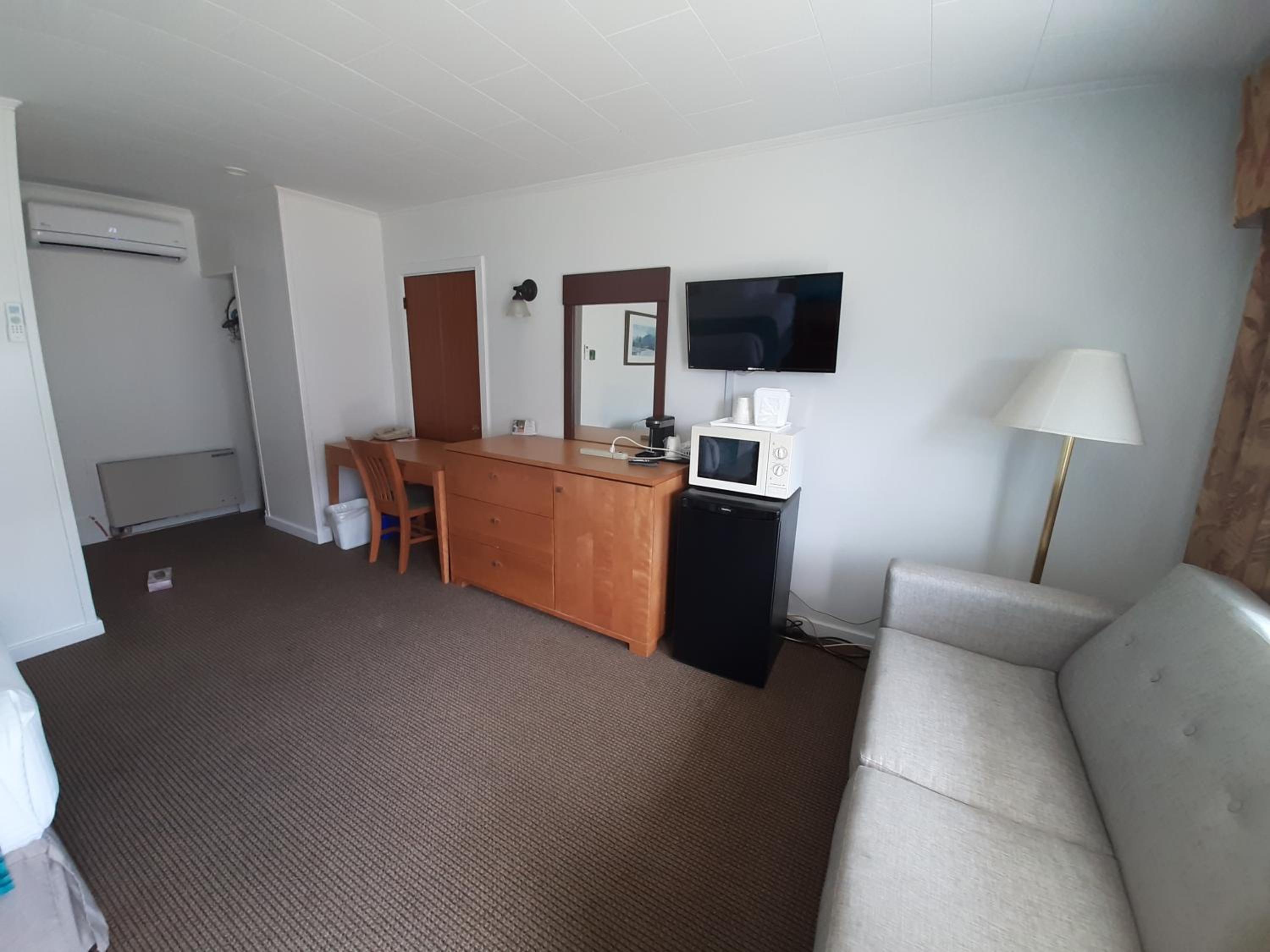 Queen Room - Non-Smoking - Photo 5