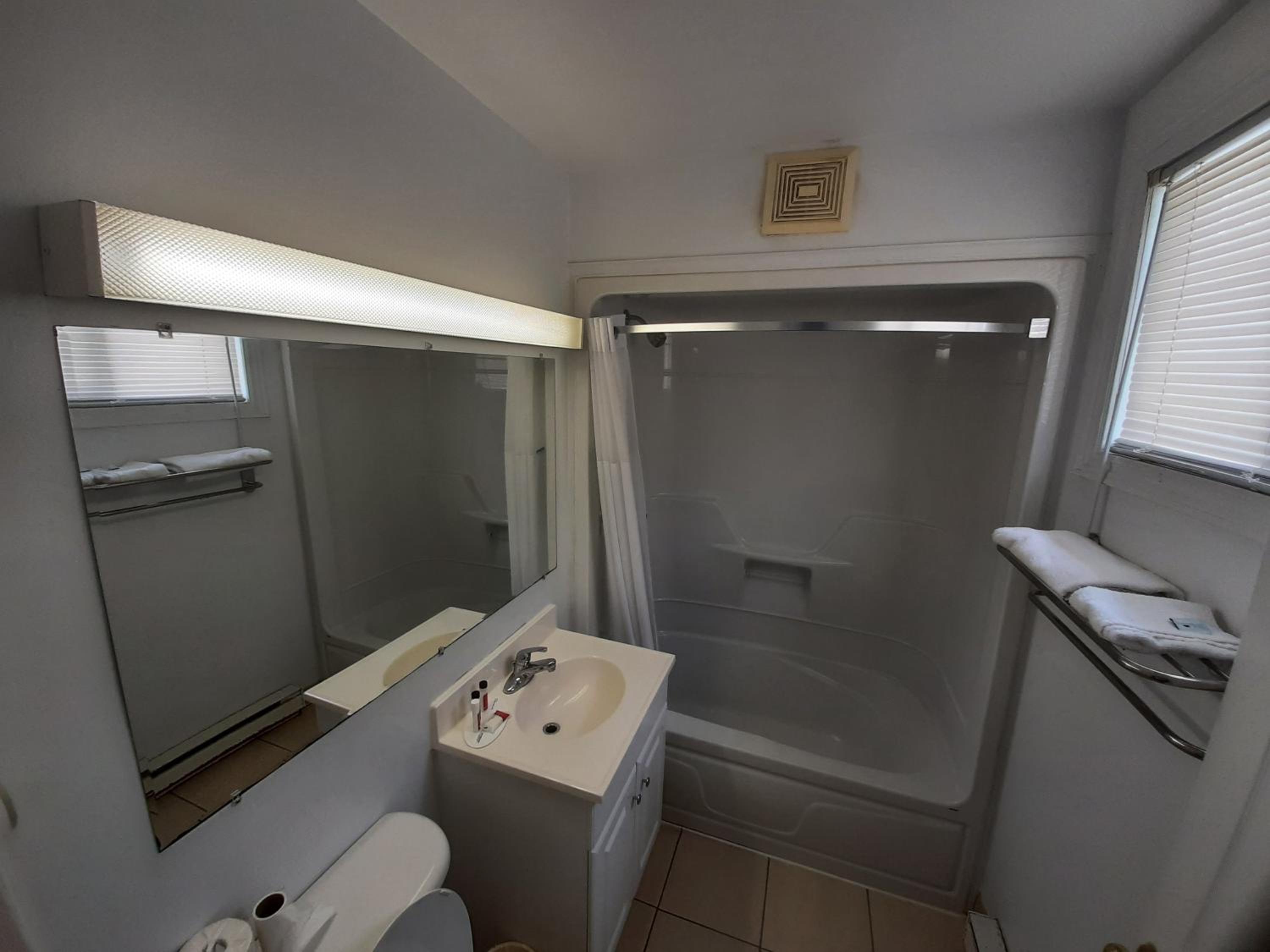 Queen Room - Non-Smoking - Photo 4