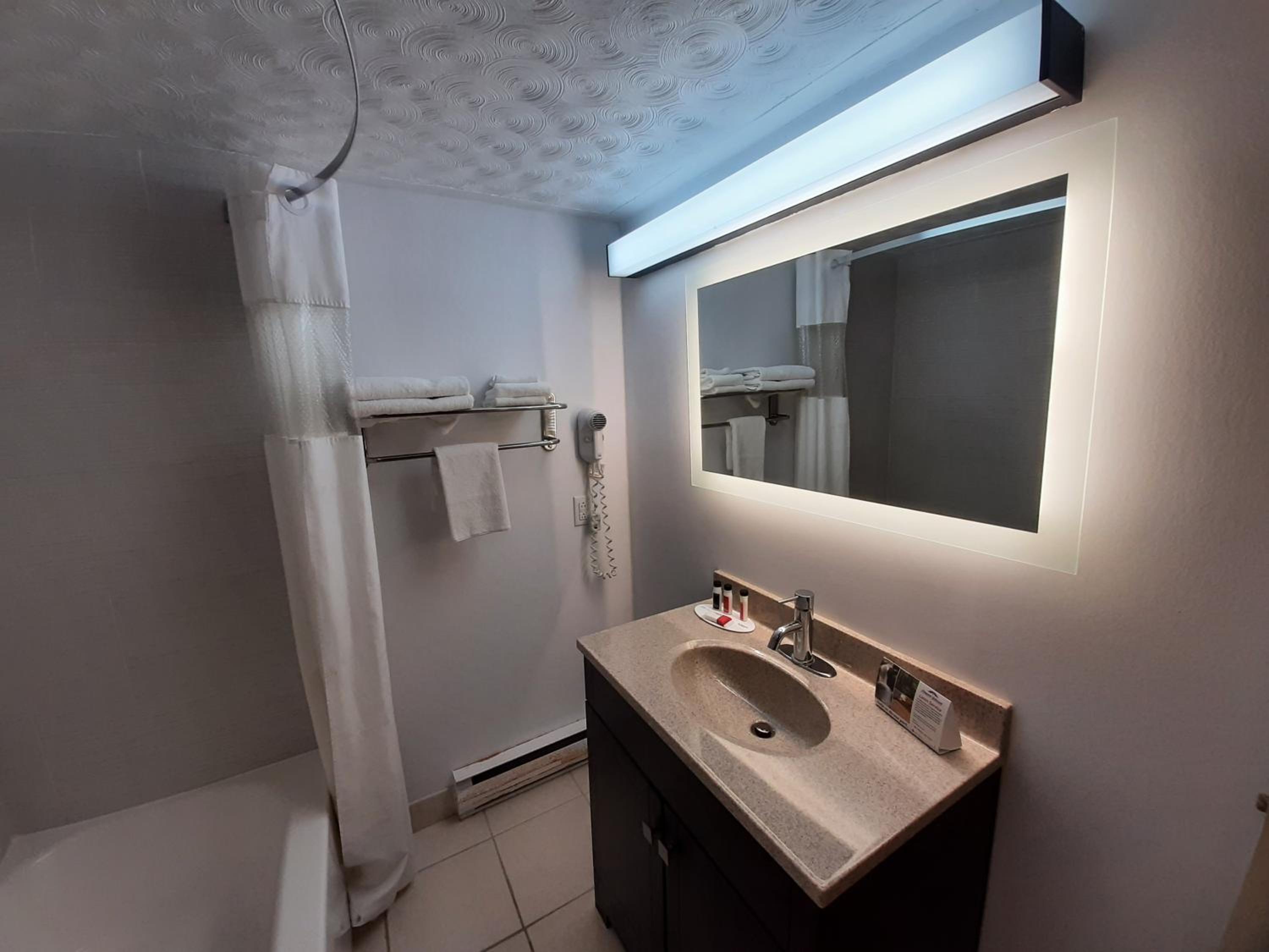 Queen Room - Non-Smoking - Photo 8