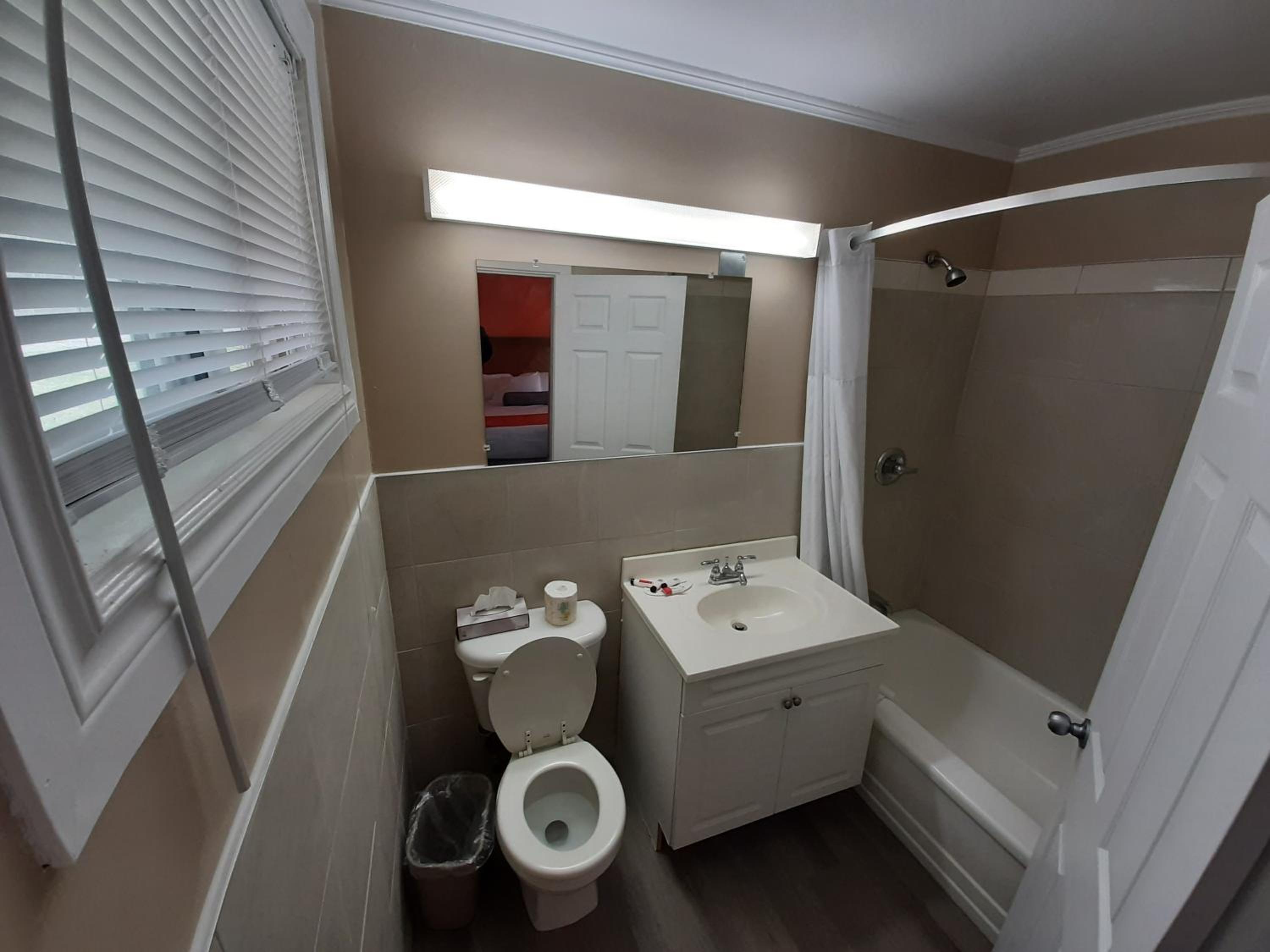 Queen Room with Two Queen Beds - Non-Smoking - Photo 3