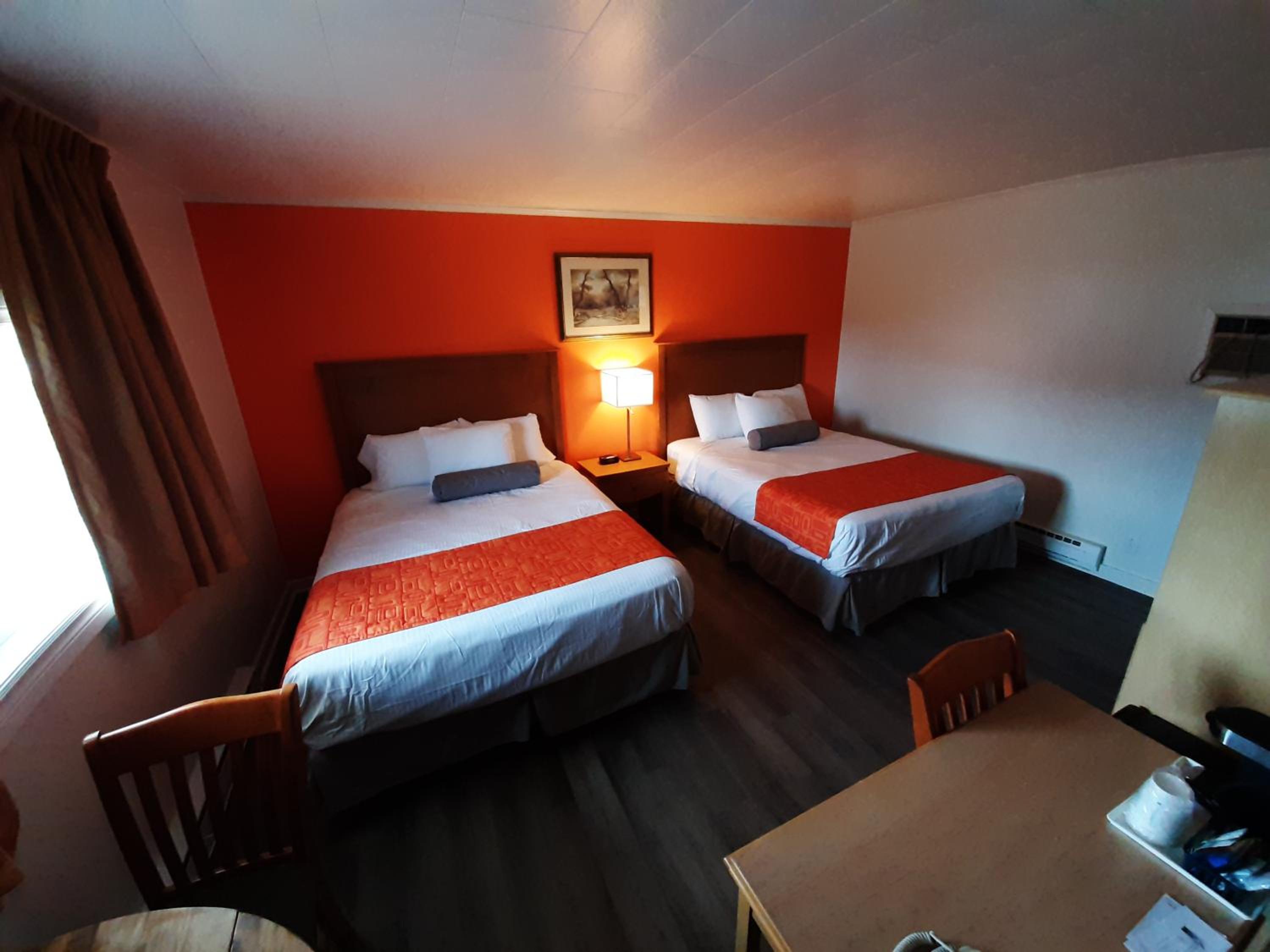 Queen Room with Two Queen Beds - Non-Smoking - Photo 2