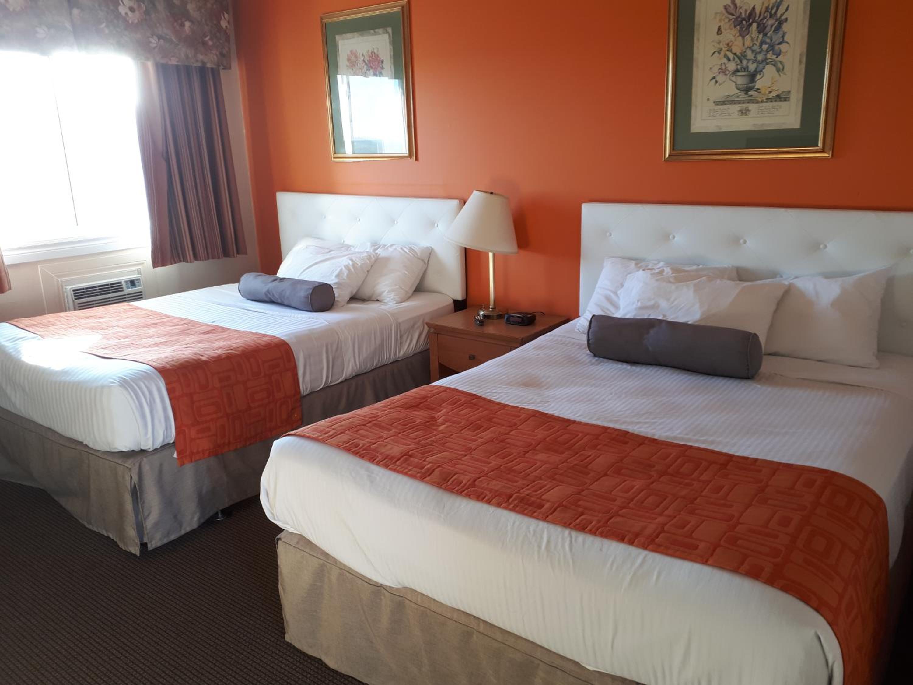 Queen Room with Two Queen Beds - Non-Smoking - Photo 5