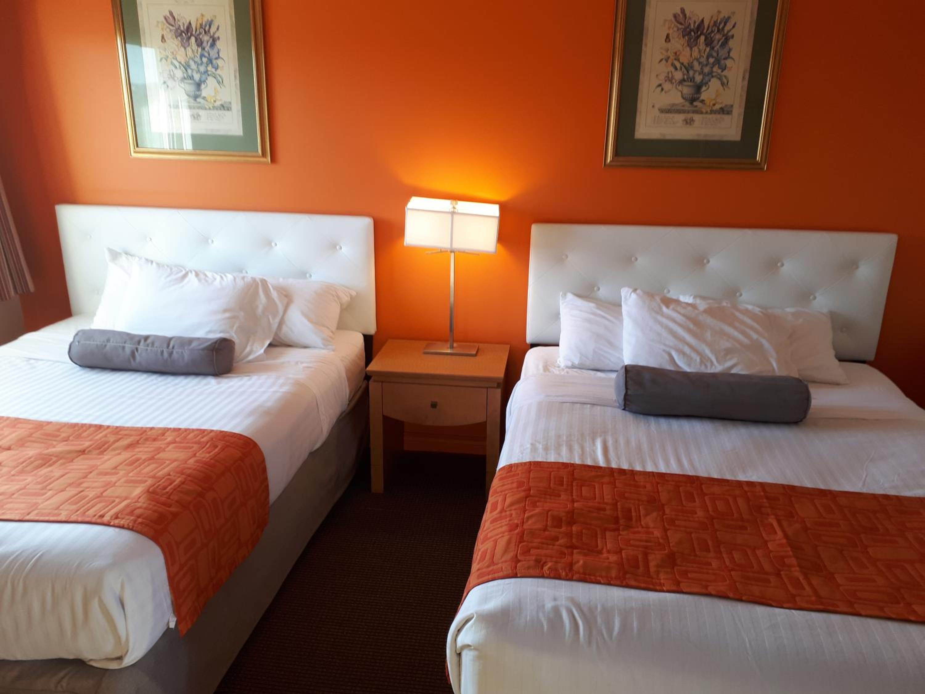 Queen Room with Two Queen Beds - Non-Smoking - Photo 4