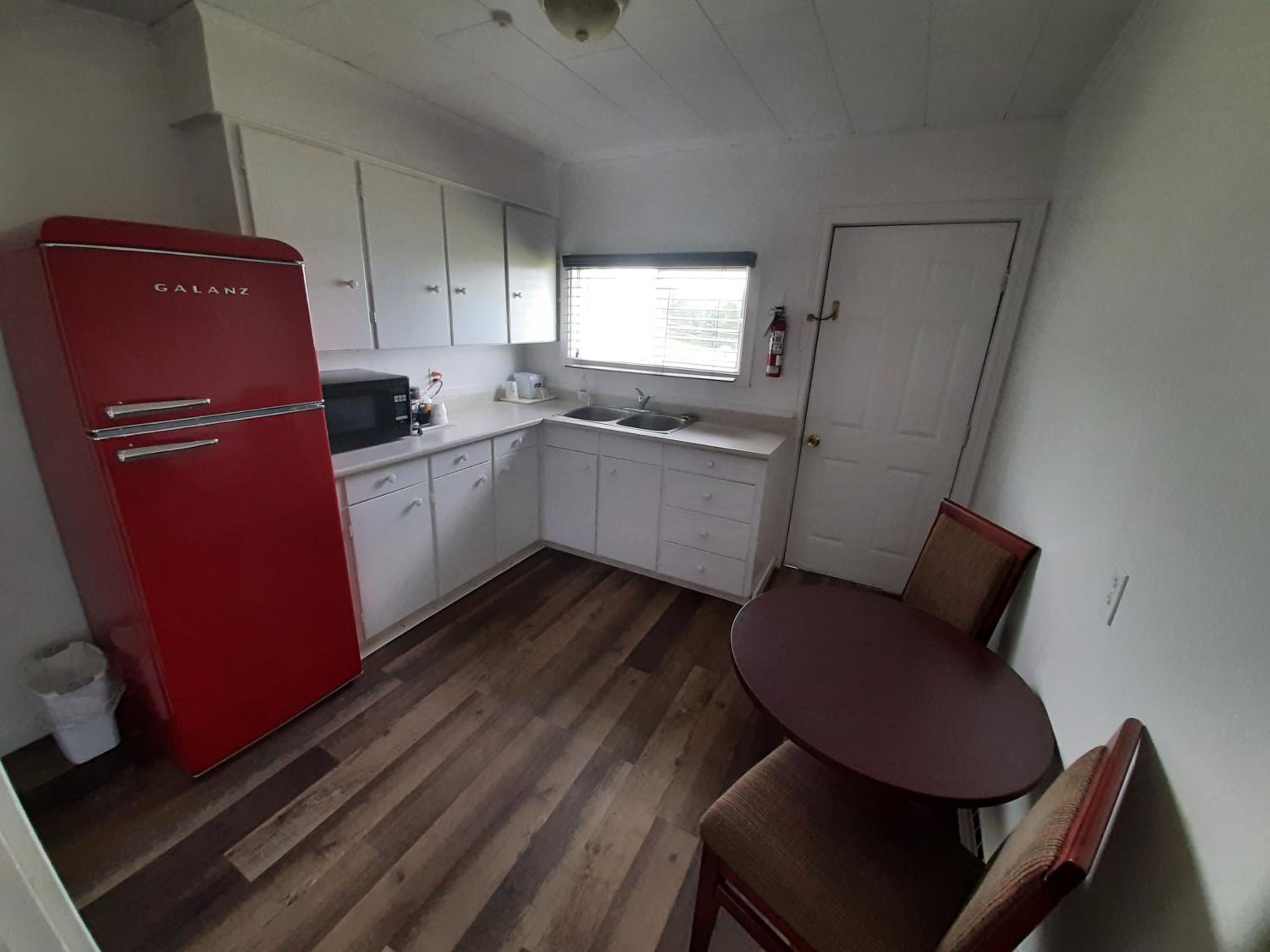 Queen Studio Suite - Non-Smoking - Photo 3