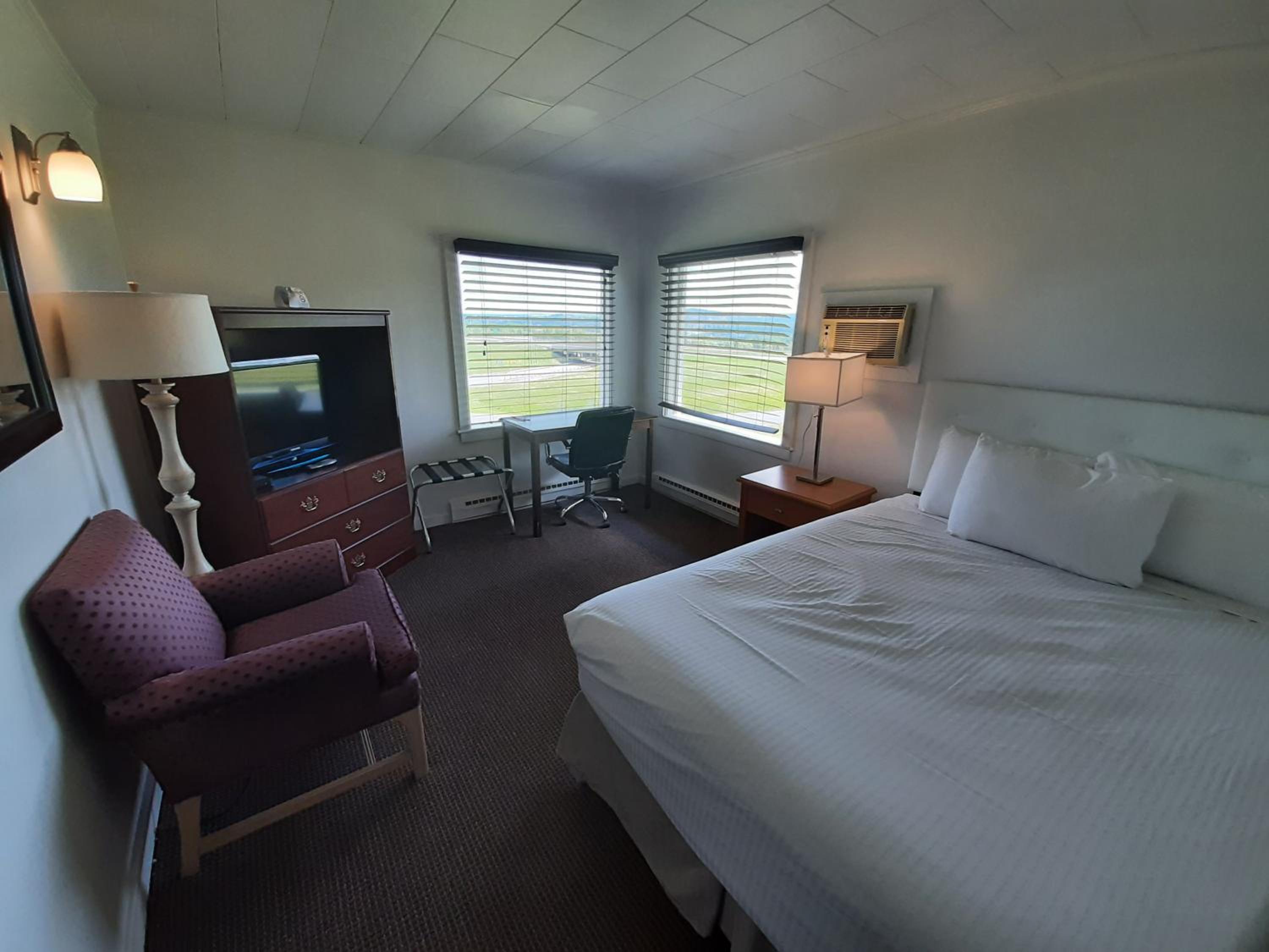 Queen Studio Suite - Non-Smoking - Photo 1