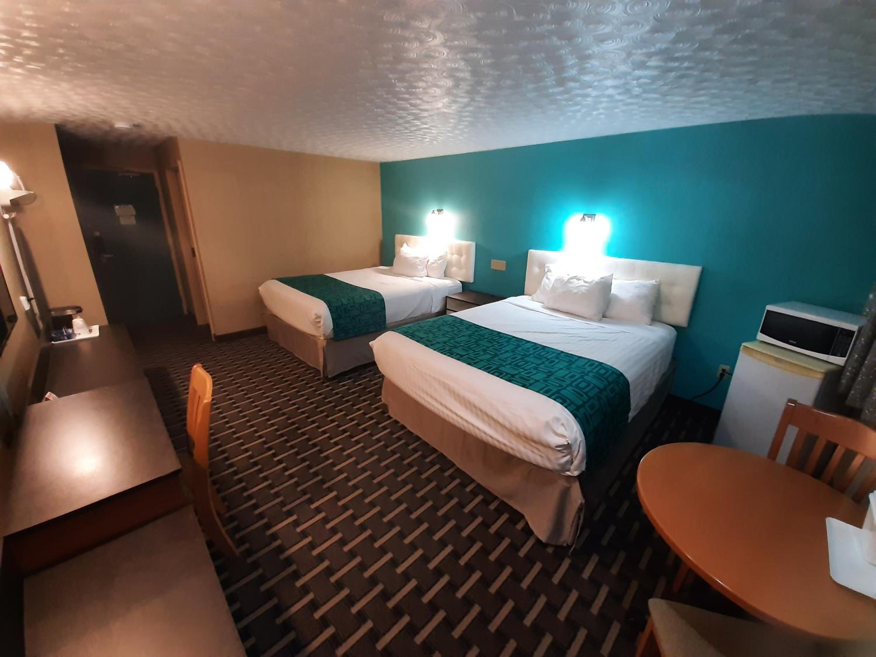 Queen Room with Two Queen Beds - Stair Access Only/Non-Smoking photo 3