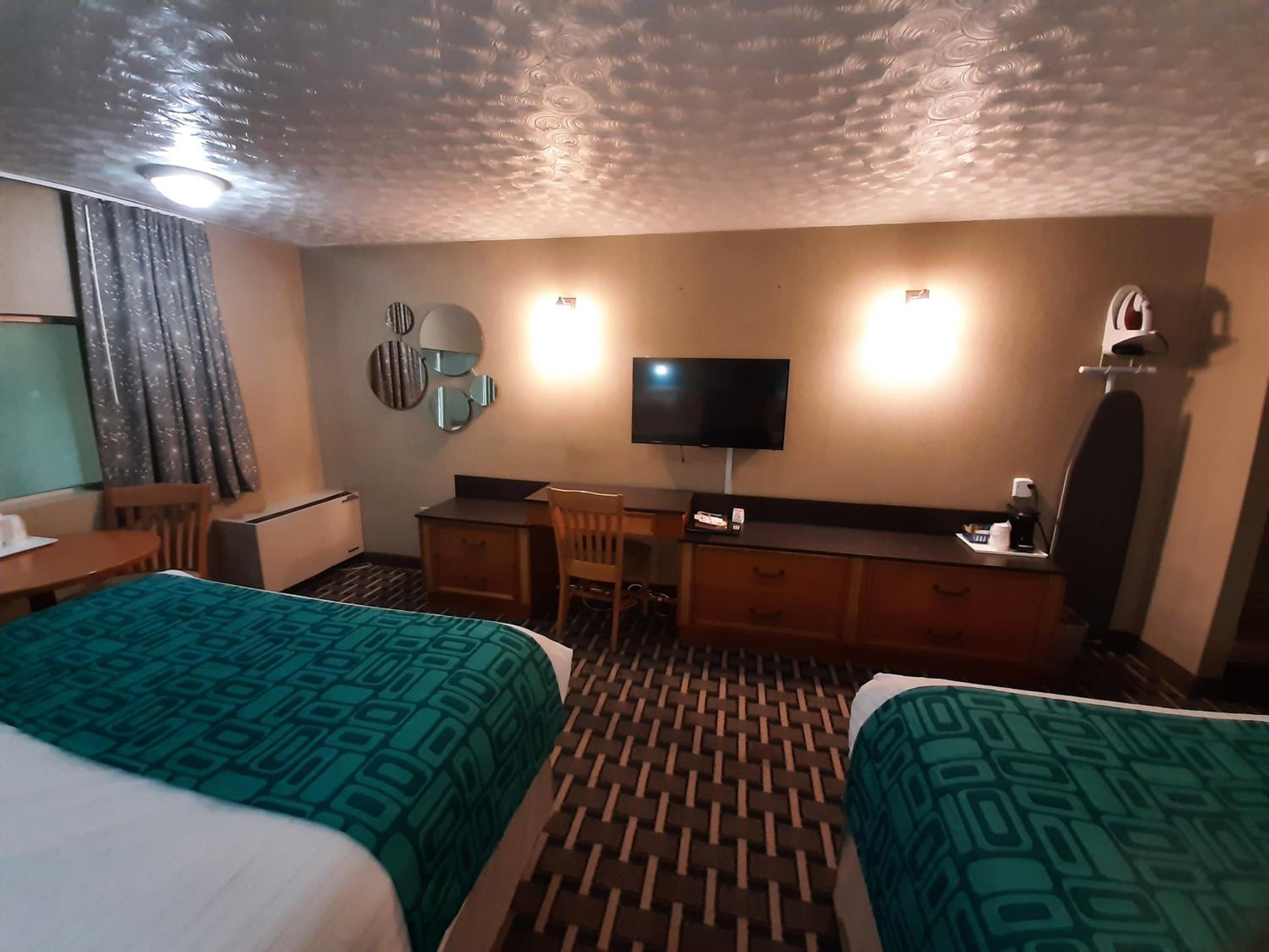 Queen Room with Two Queen Beds - Stair Access Only/Non-Smoking photo 2