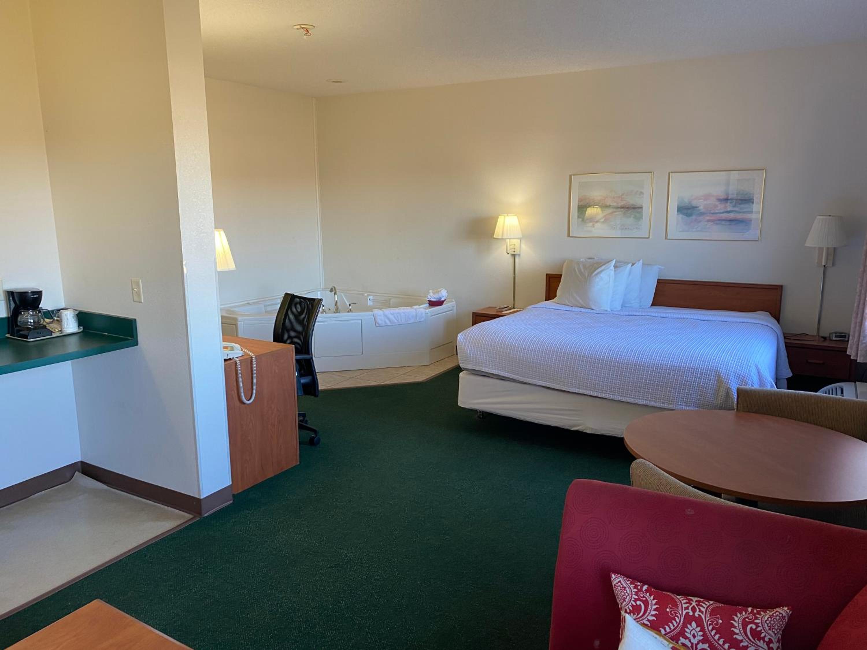 Suite with Hot Tub photo 2