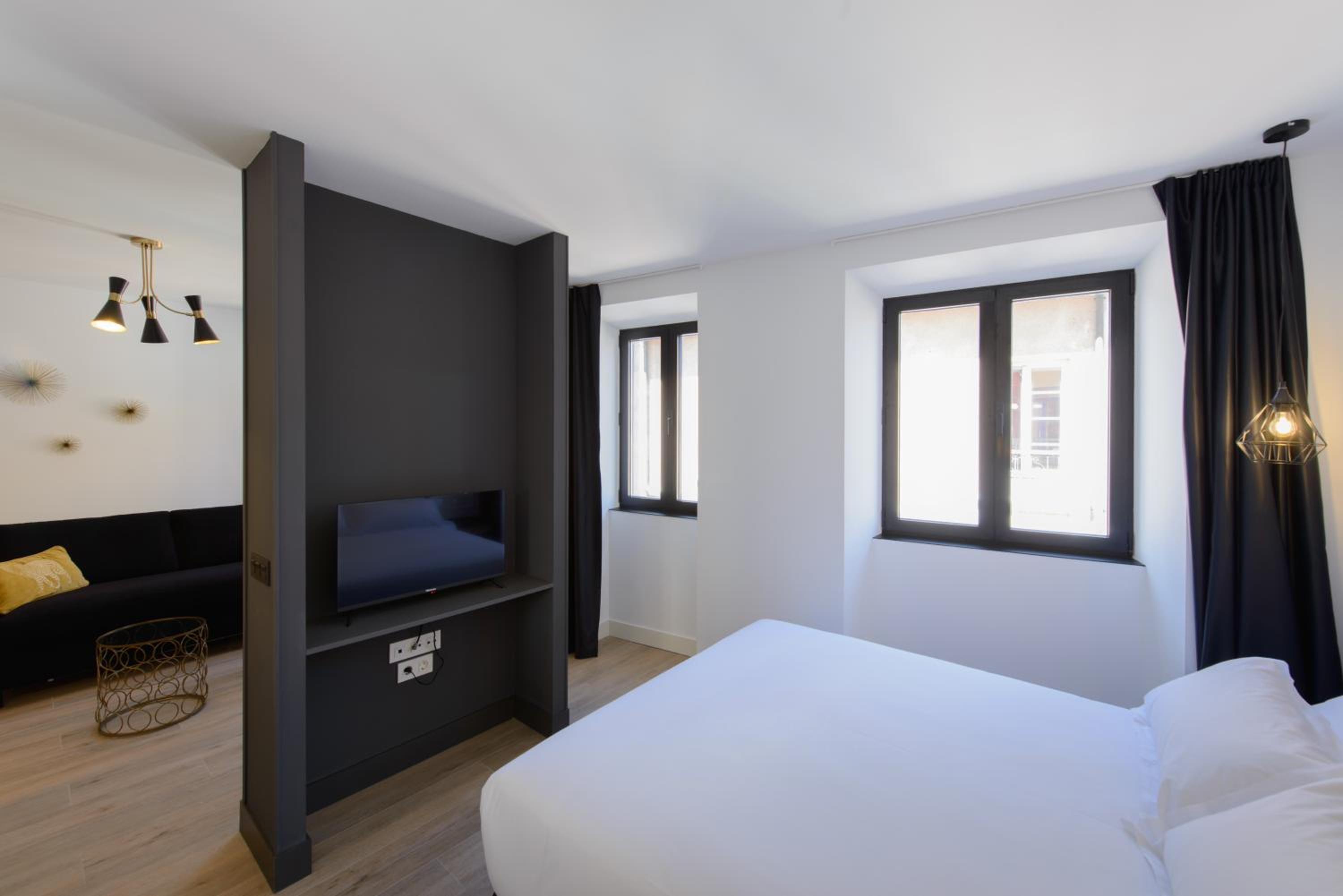 One-Bedroom Apartment - Photo 2
