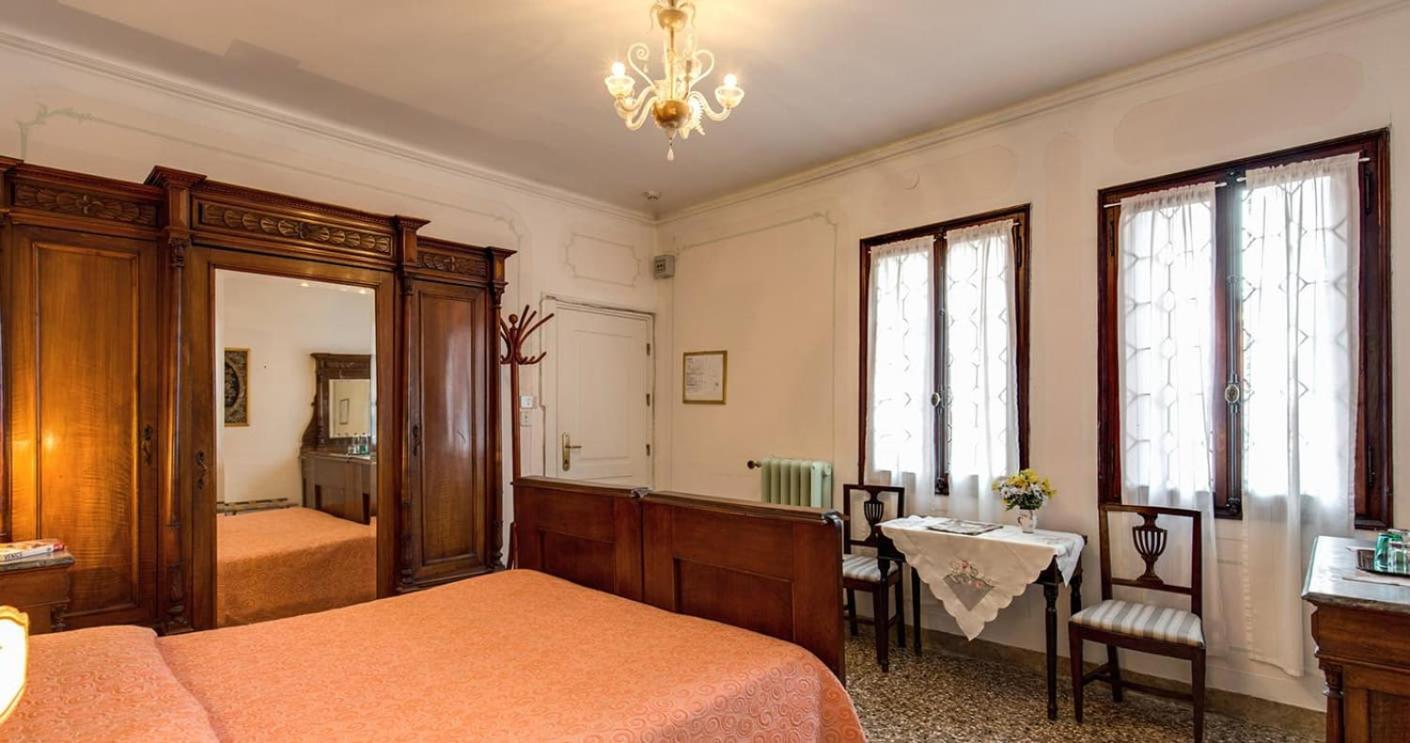 Double or Twin Room with Canal View photo 1