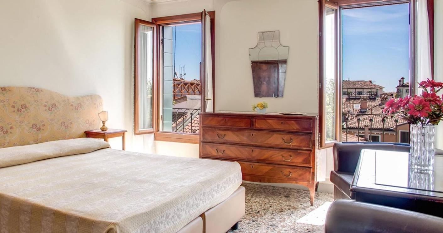 Double or Twin Room with Canal View photo 2