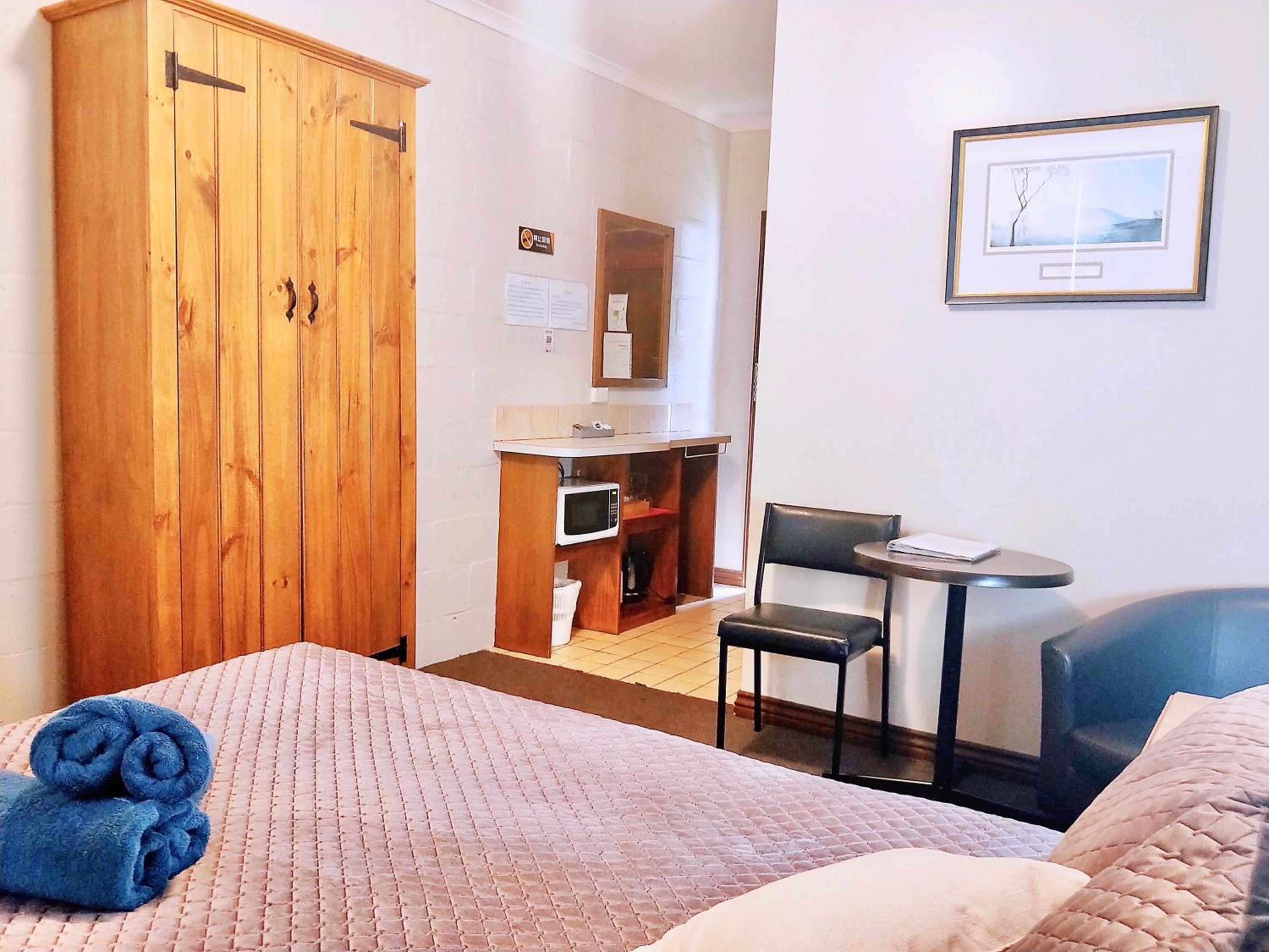Value Queen Bed Room (Non - Pet Friendly) photo 3