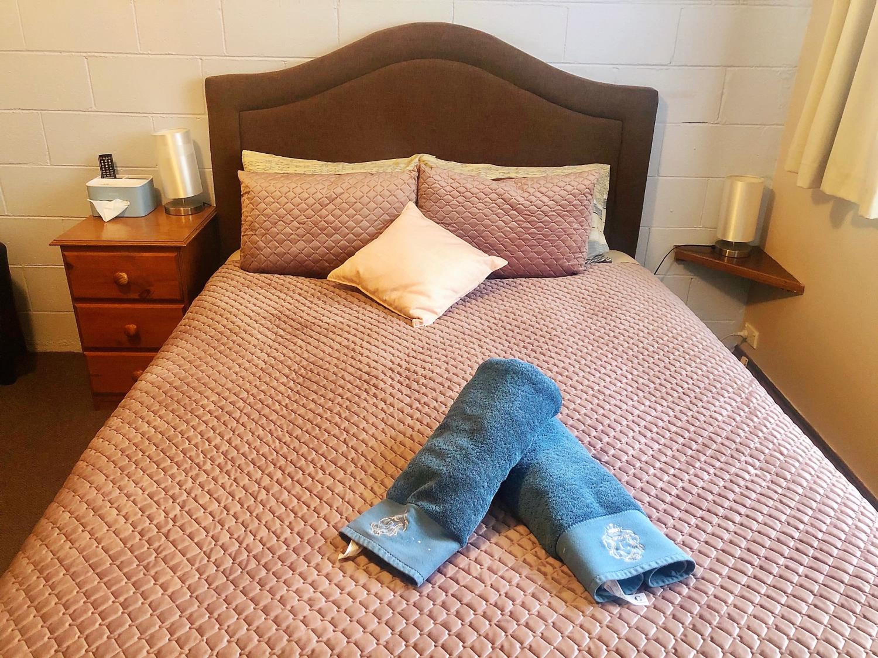 Value Queen Bed Room (Non - Pet Friendly) photo 1