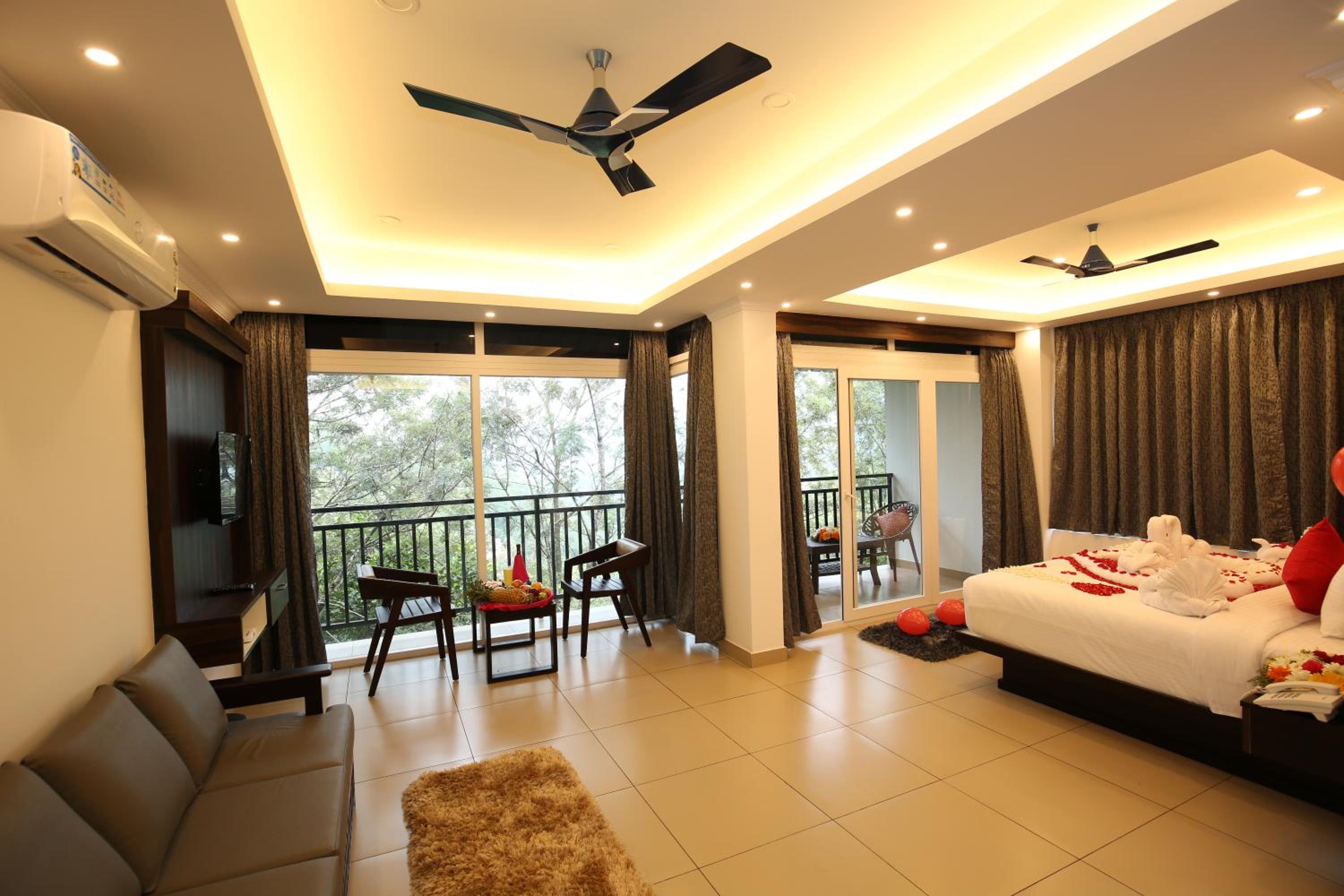 Double Room with Balcony - Photo 2