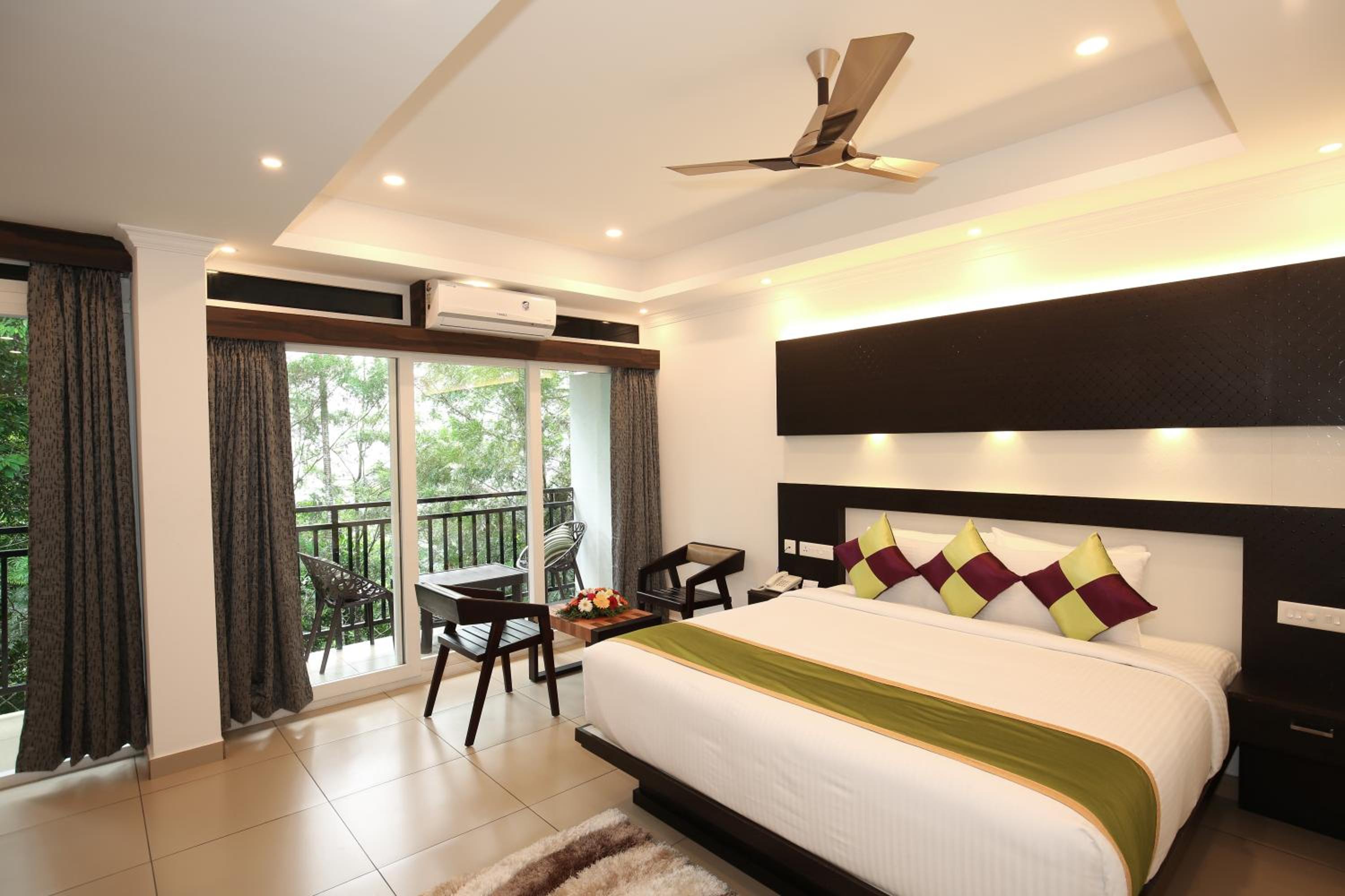 Double Room with Balcony - Photo 3