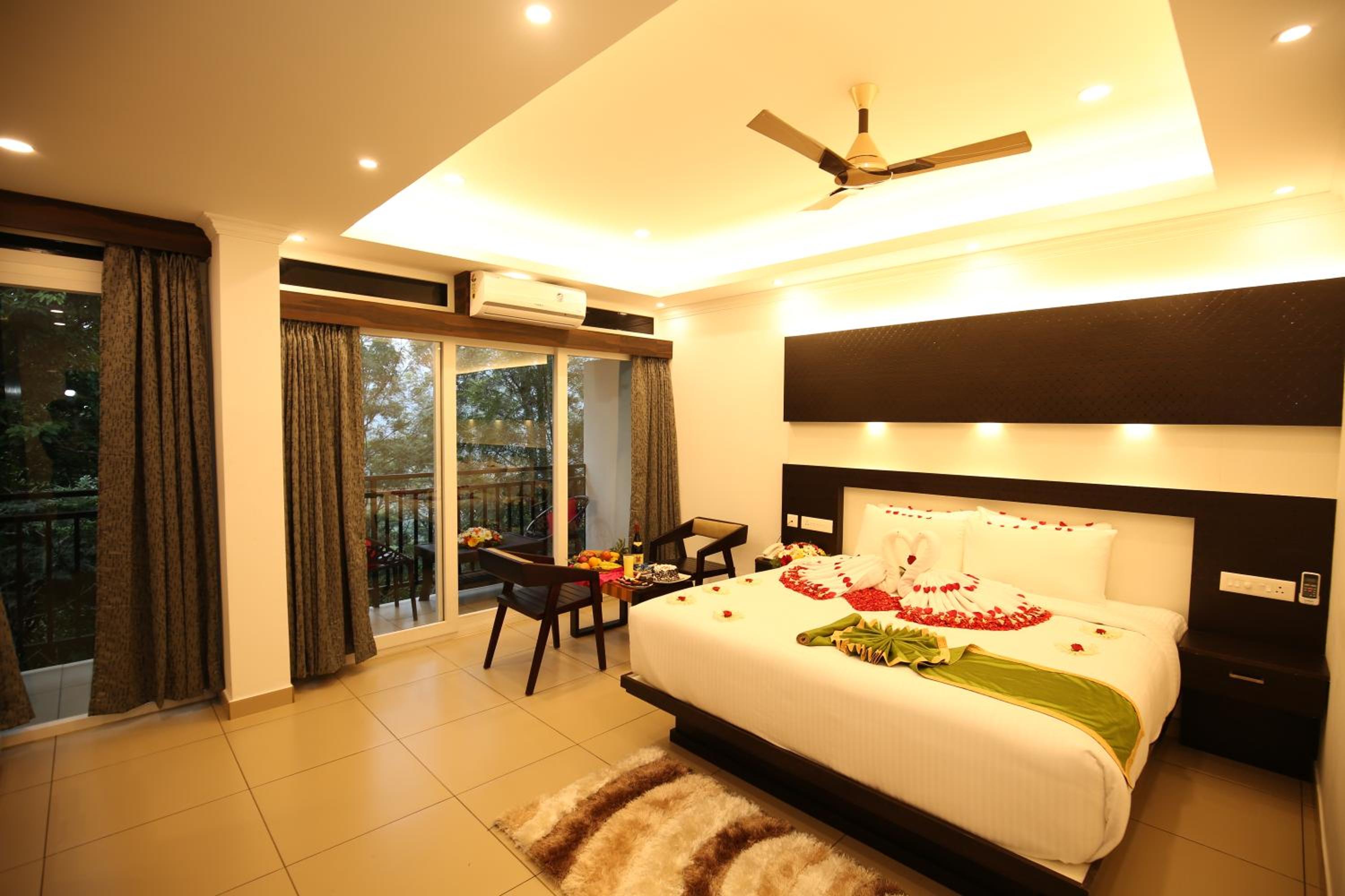 Double Room with Balcony - Photo 9